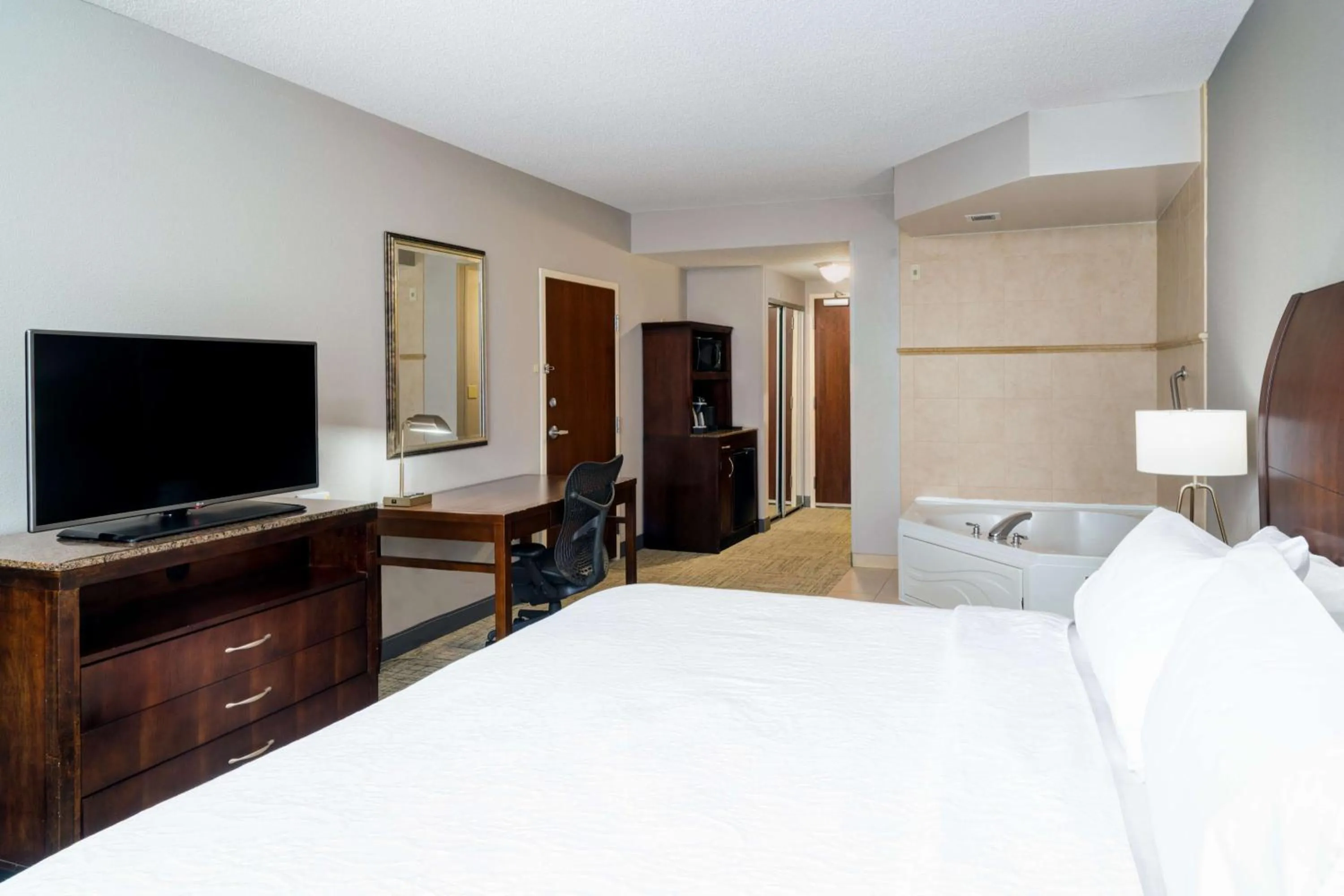 King Room with Whirlpool in Hilton Garden Inn Augusta