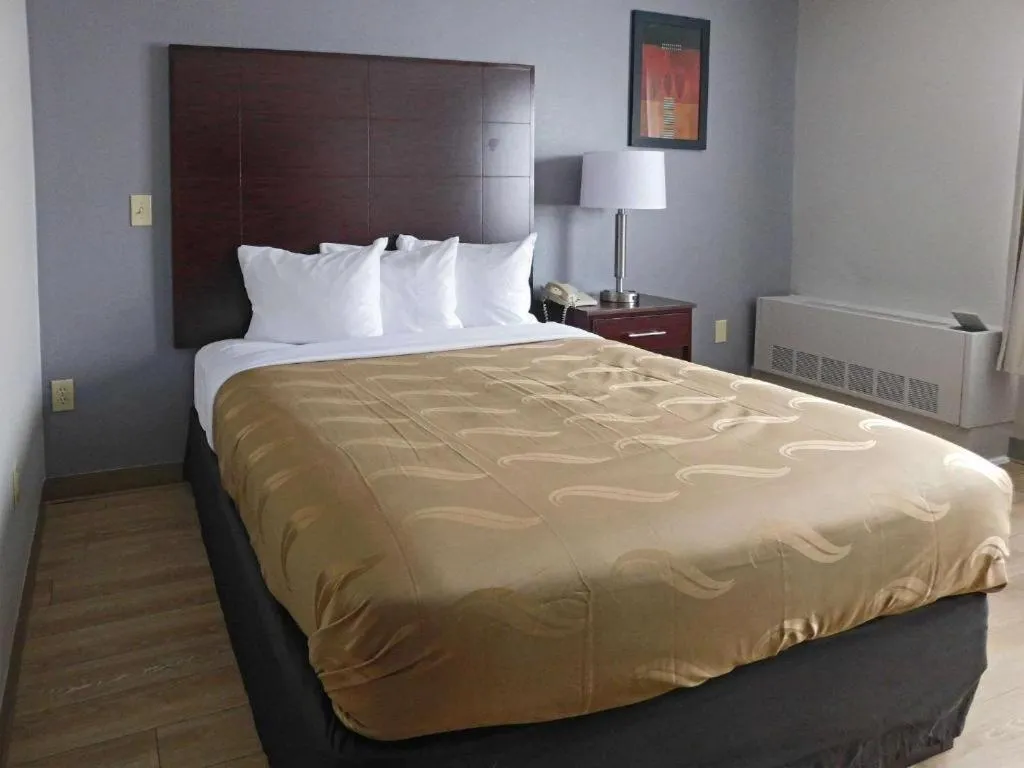 Queen Room Top Floor - Accessible/Non-Smoking in Quality Inn Colchester - Burlington