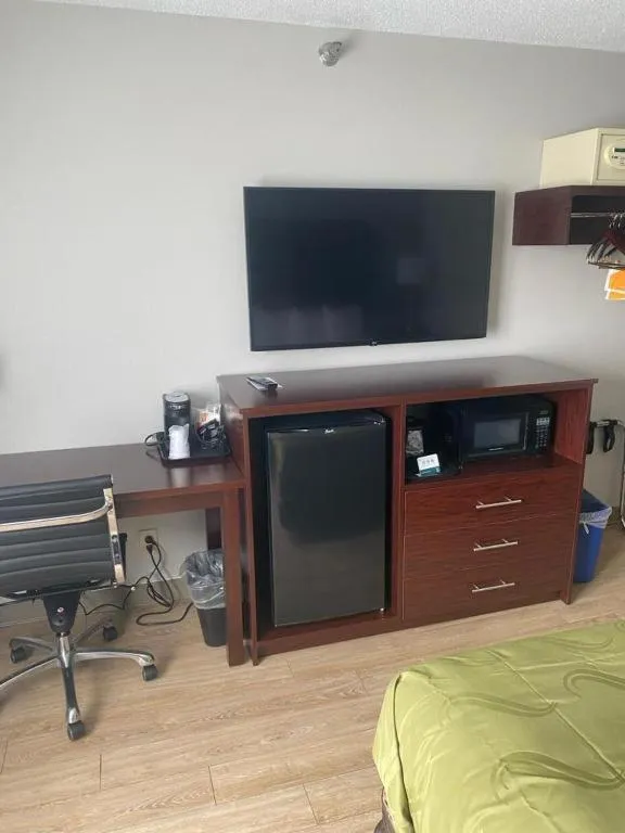 King Room Pet Friendly - Accessible/Non-Smoking in Quality Inn Colchester - Burlington