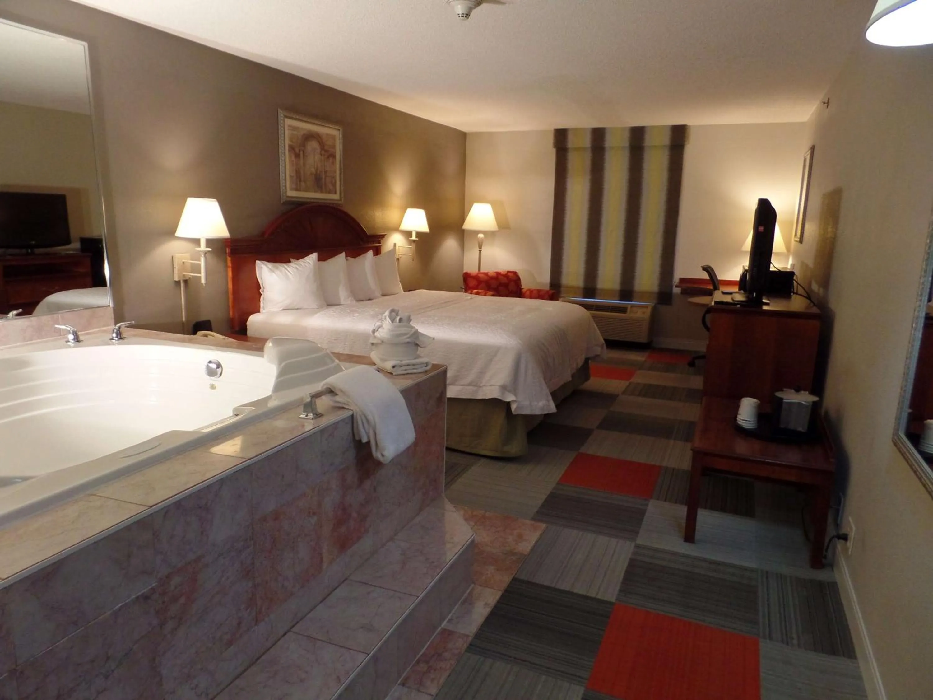 King Suite with Spa Bath - Non-Smoking in Hampton Inn Bowling Green