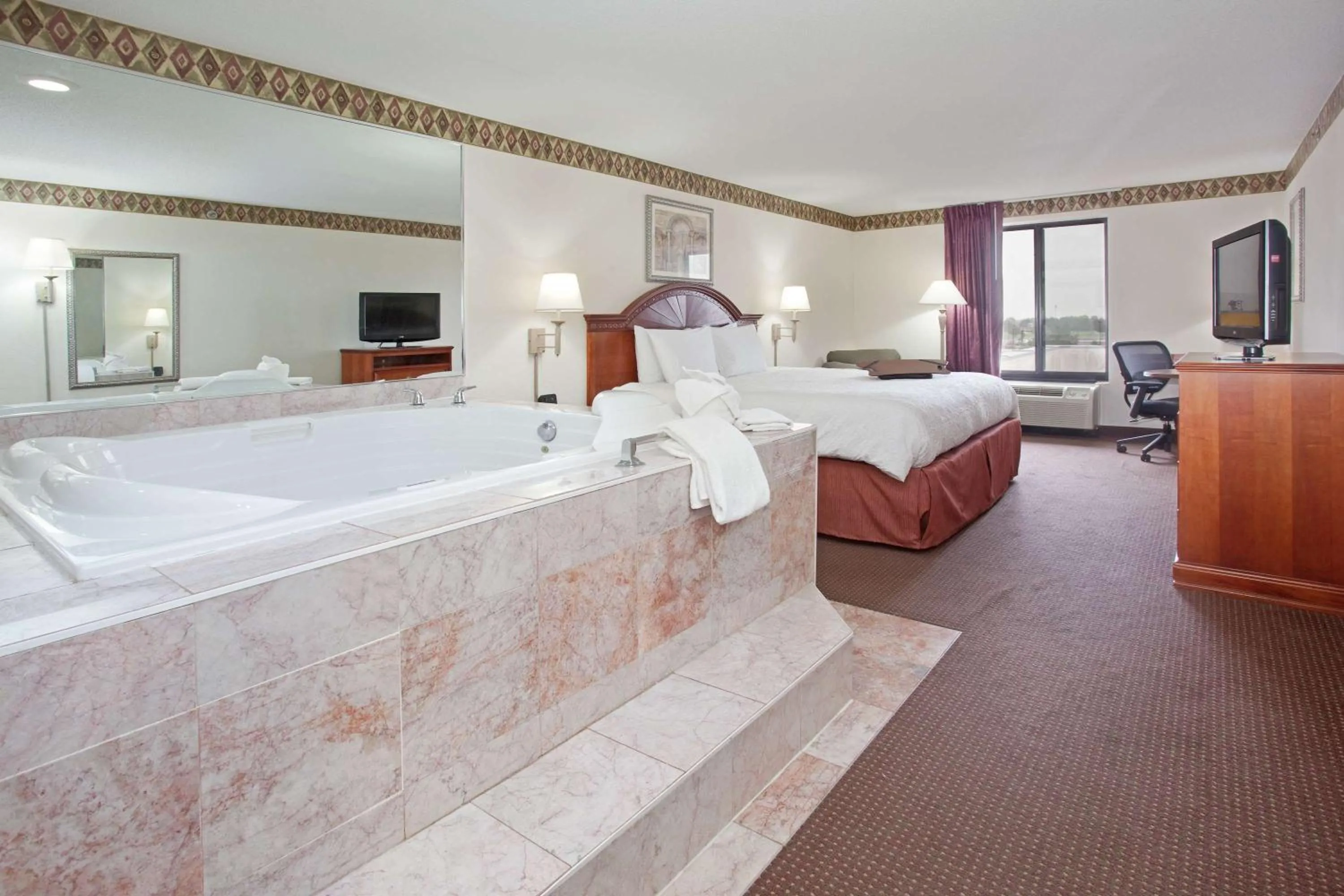 King Suite with Spa Bath - Non-Smoking in Hampton Inn Bowling Green