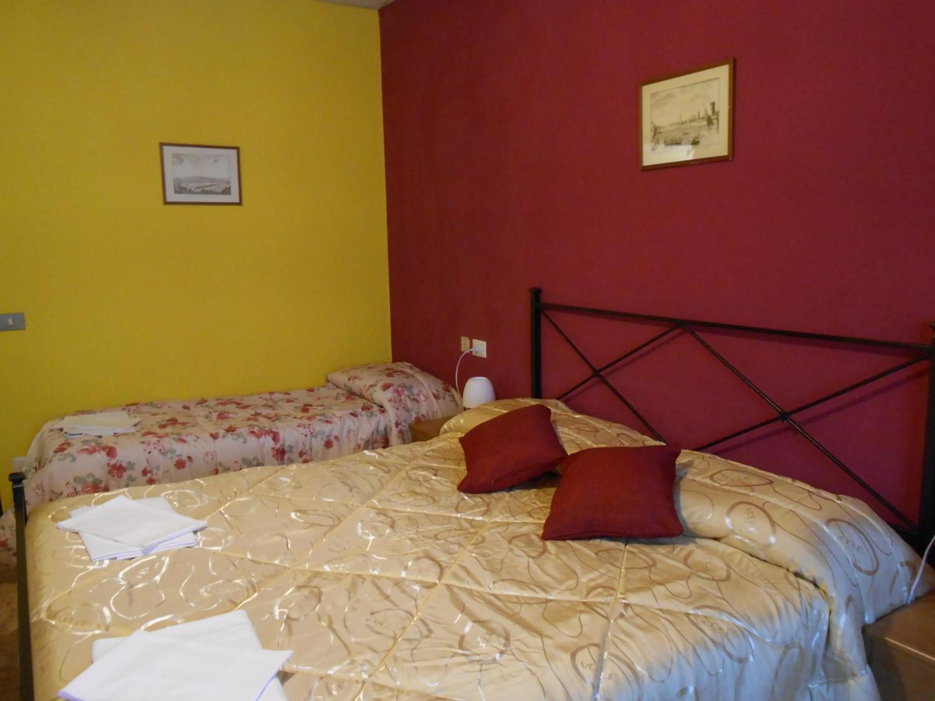 Triple Room with Private Shower And Shared Bathroom in Hotel Aline