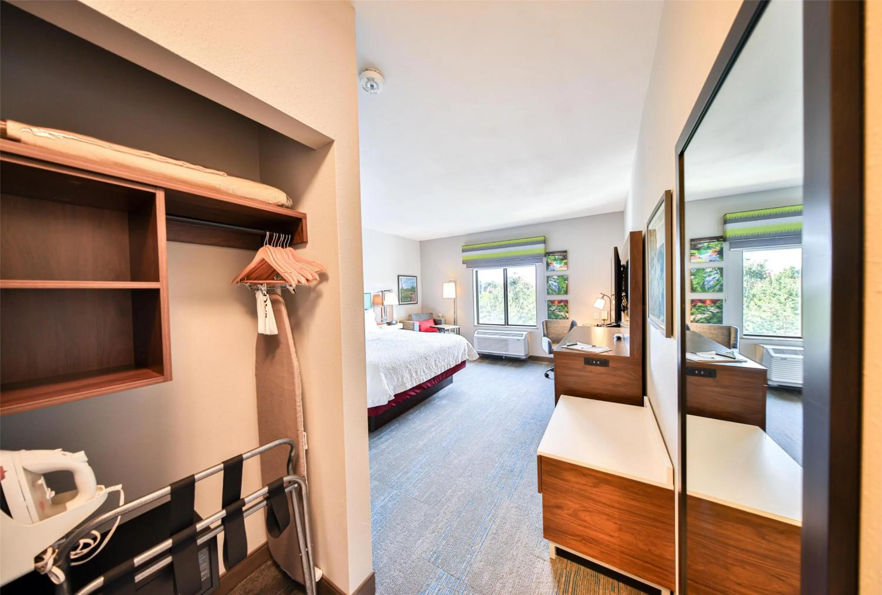 King Room - Hearing Access/Non-Smoking in Hampton Inn & Suites by Hilton Seattle/Kent