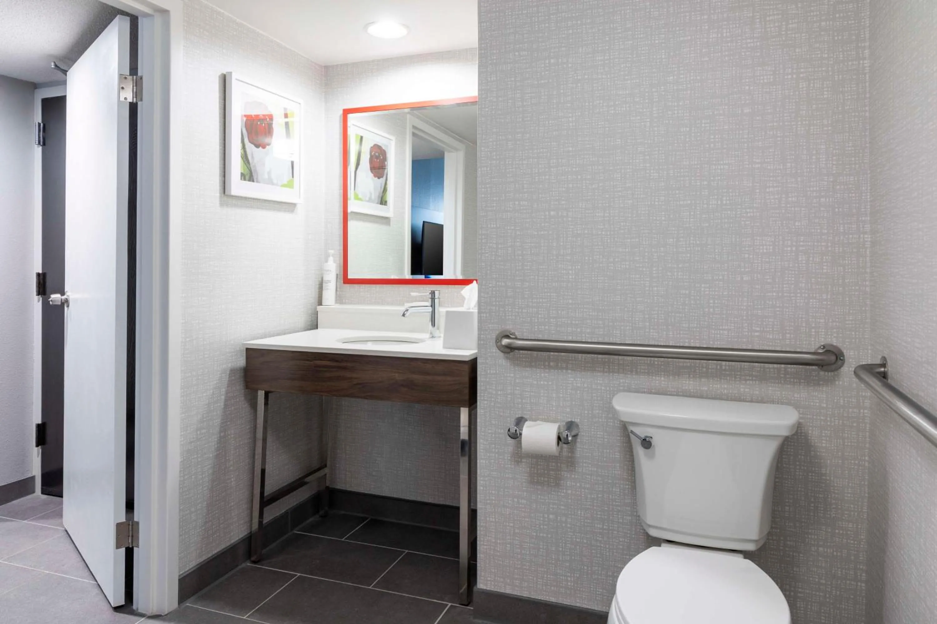 King Room with Walk In Shower - Mobility Access in Hampton Inn Athens