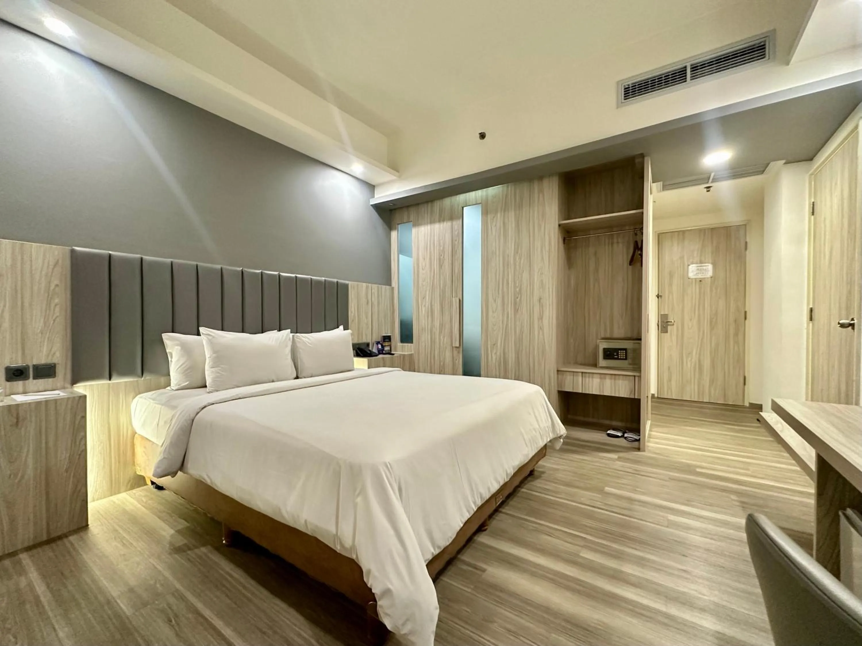 Deluxe King Room in Sparks Life Jakarta, ARTOTEL Curated