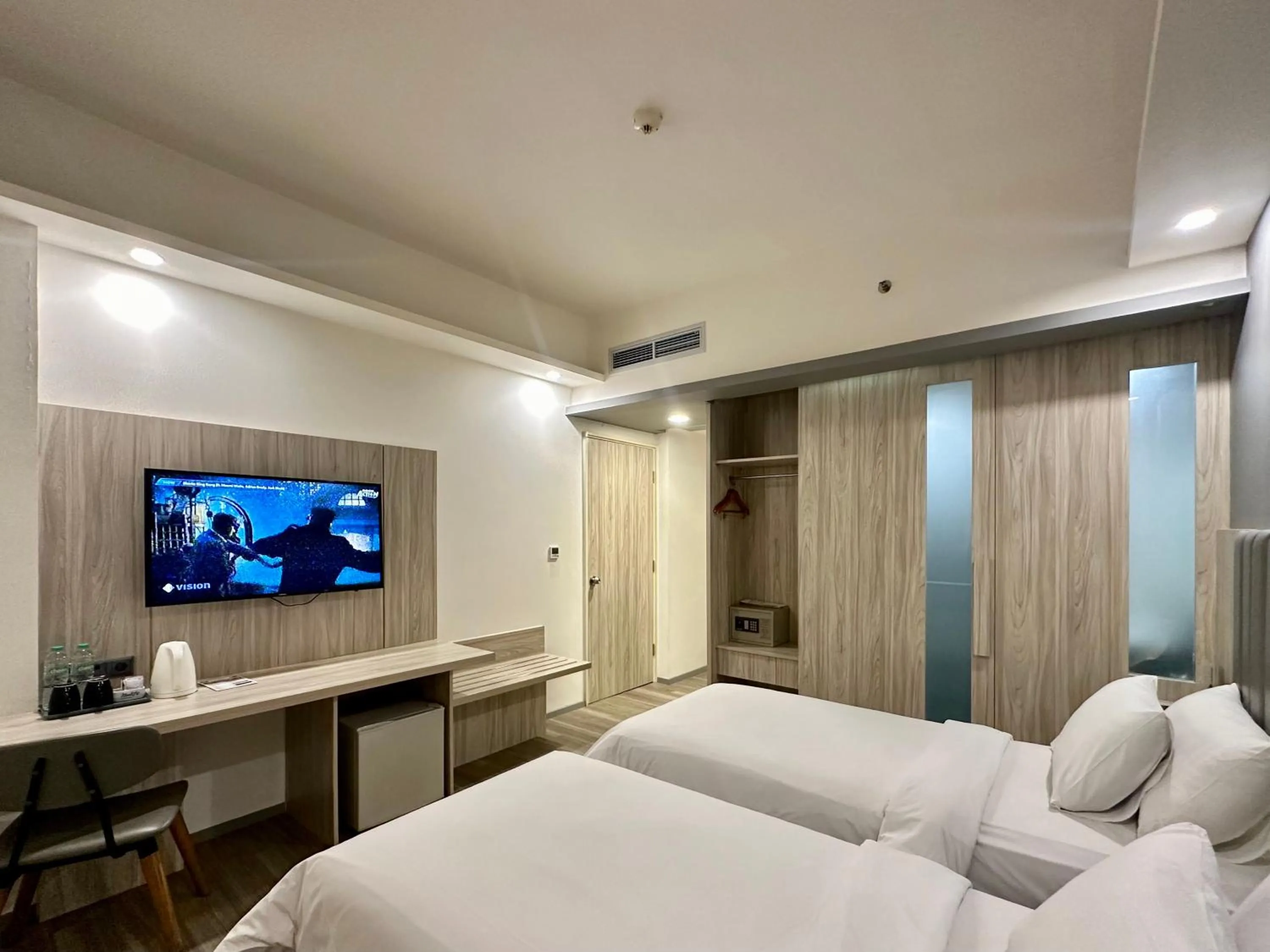 Deluxe Twin Room in Sparks Life Jakarta, ARTOTEL Curated