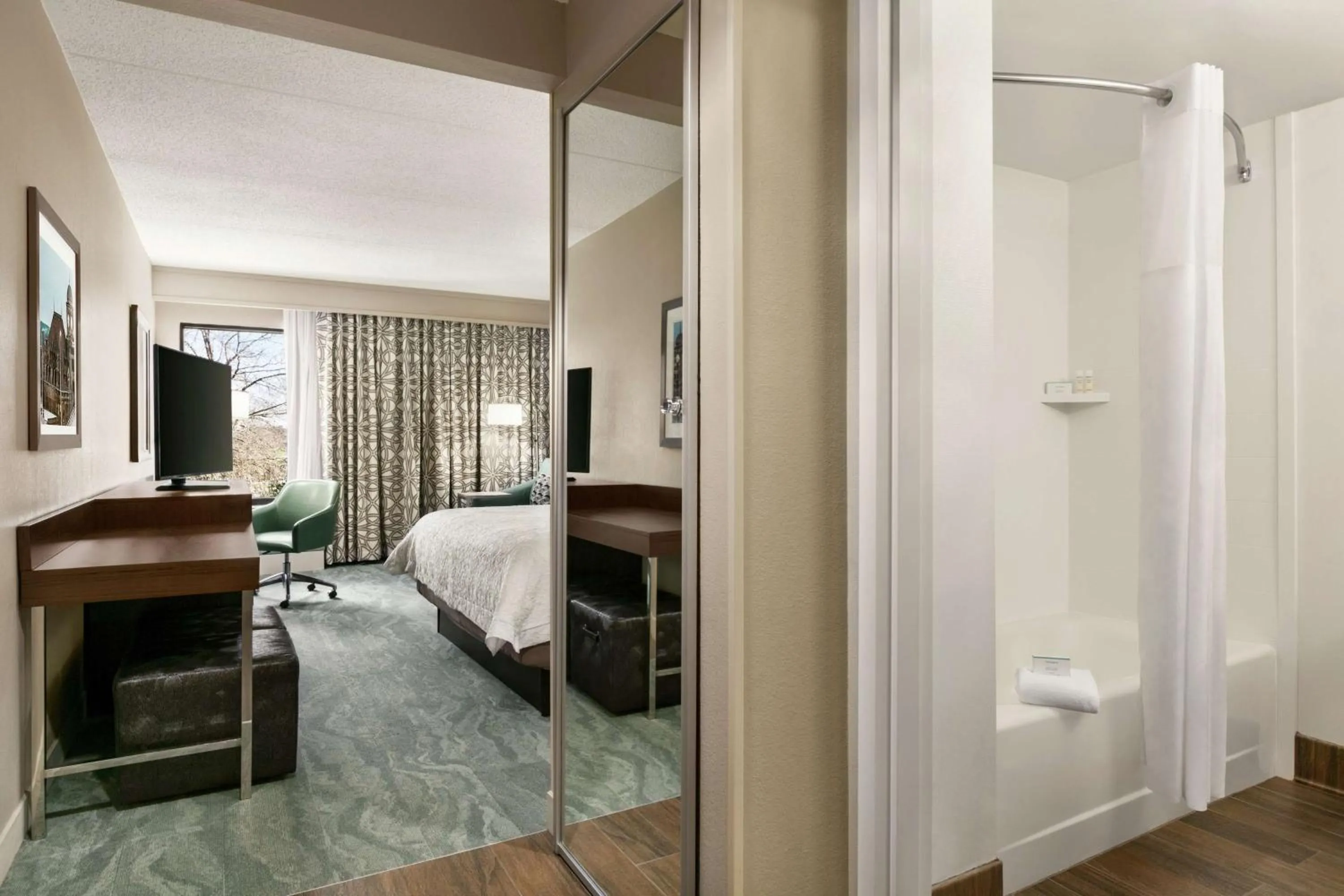 King Room with Sofa Bed and Study - Non-Smoking in Hampton Inn Richmond/Ashland