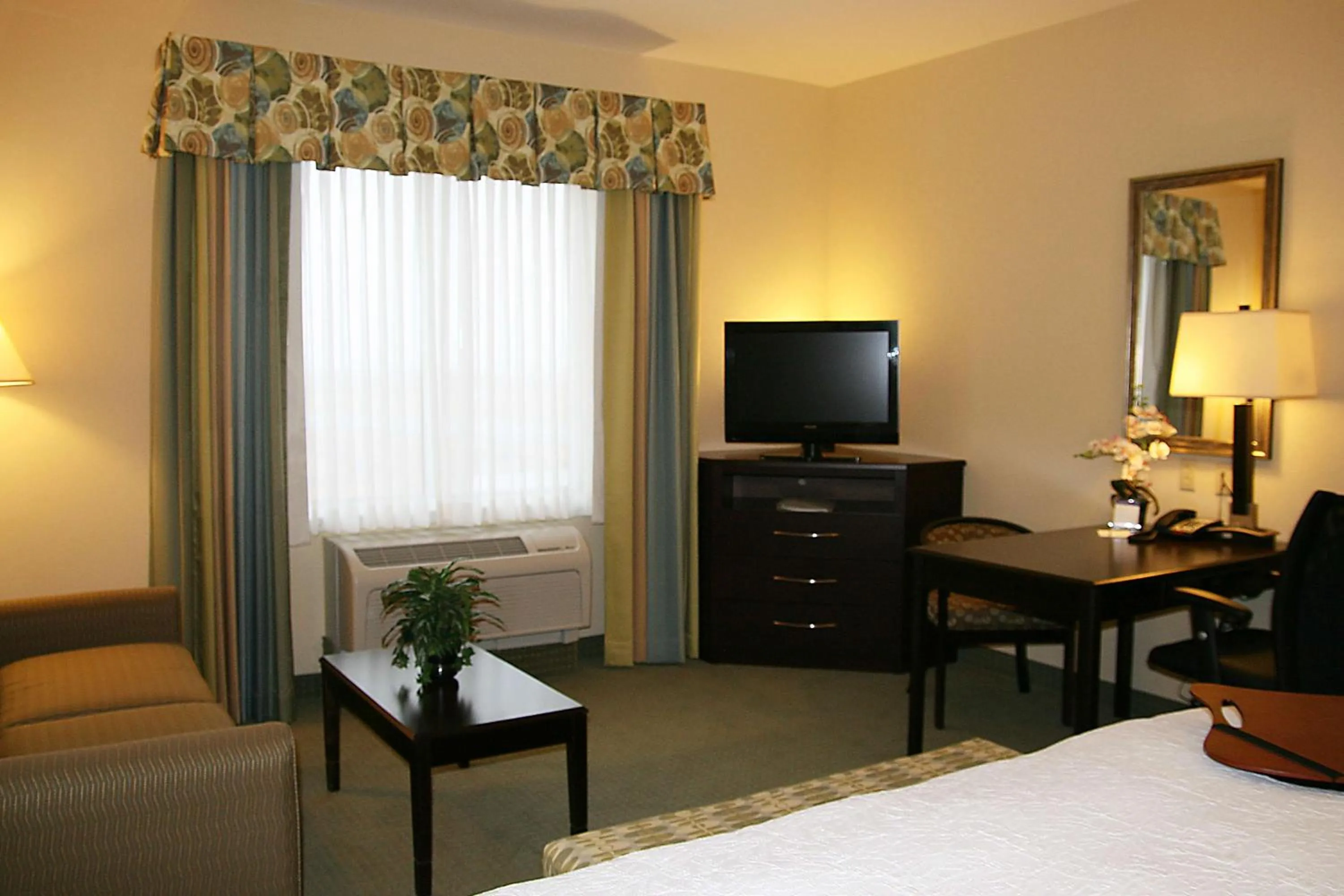 King Room with Sofa Bed and Study - Non-Smoking in Hampton Inn Alpine