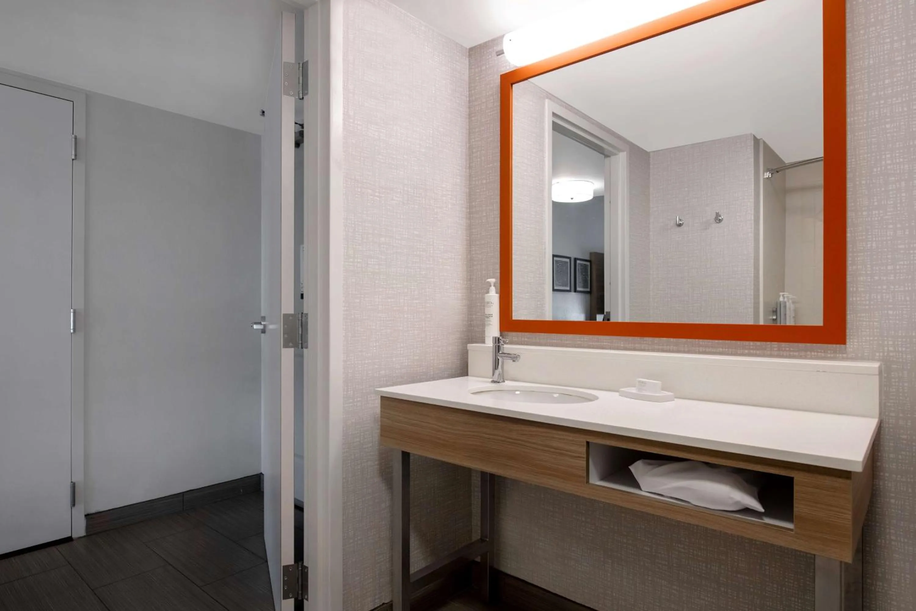 Queen Room with Two Queen Beds - Mobility Access/Non-Smoking in Hampton Inn Anderson/Alliance Business Park