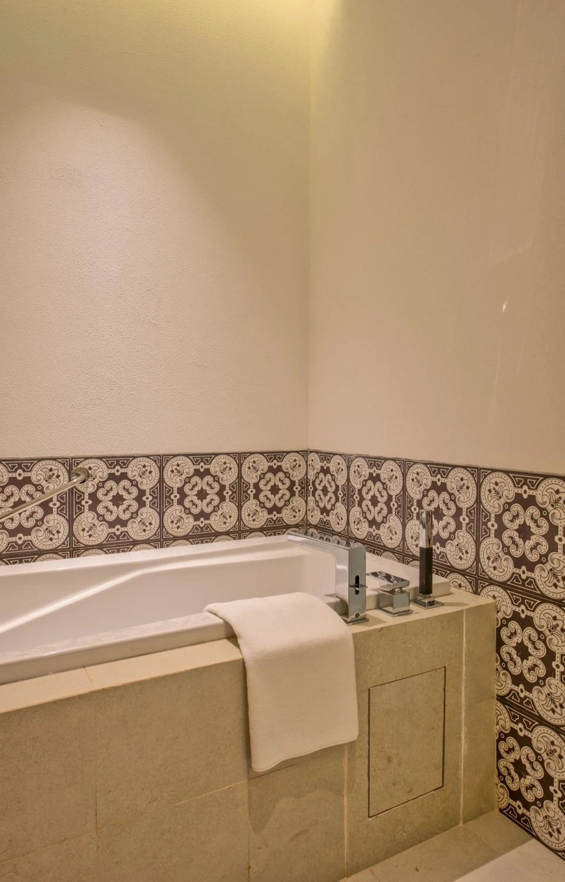 Deluxe Patio Room Twin Bed - 20% discount on Spa & Laundry in Azaya Beach Resort Goa