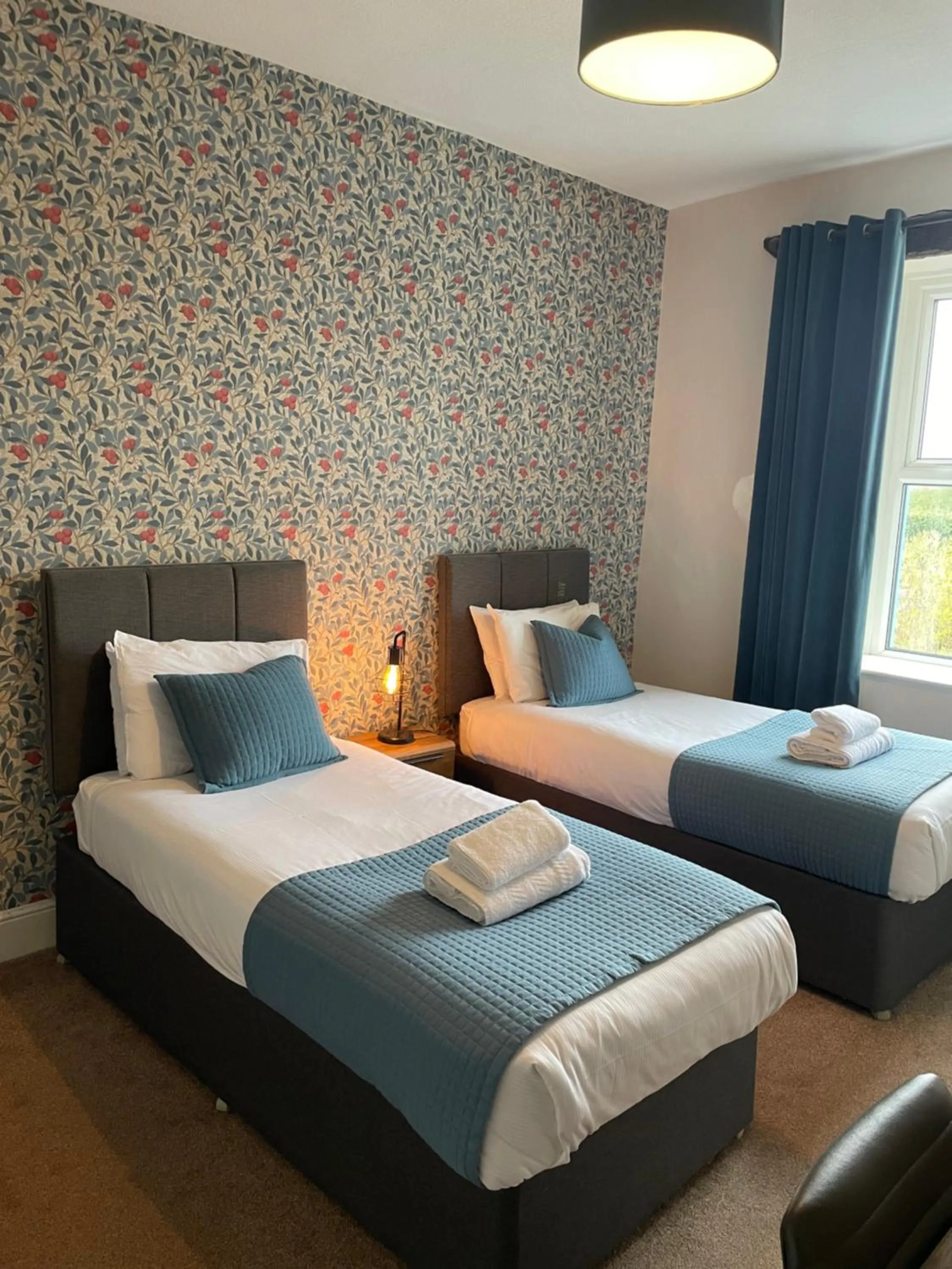 Twin Room with Bathroom in The Wheatsheaf Inn