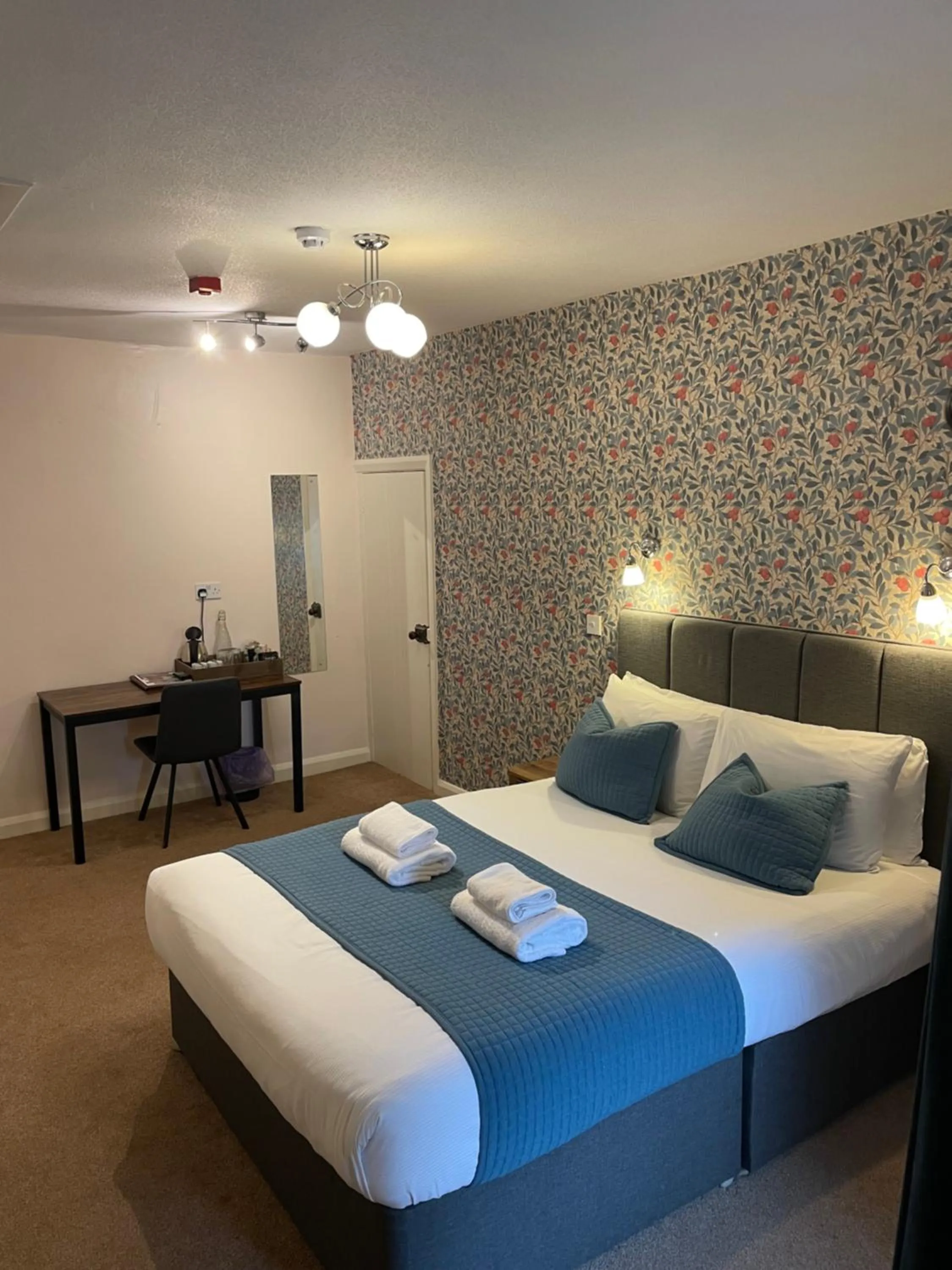 Deluxe Double Room with Shower in The Wheatsheaf Inn