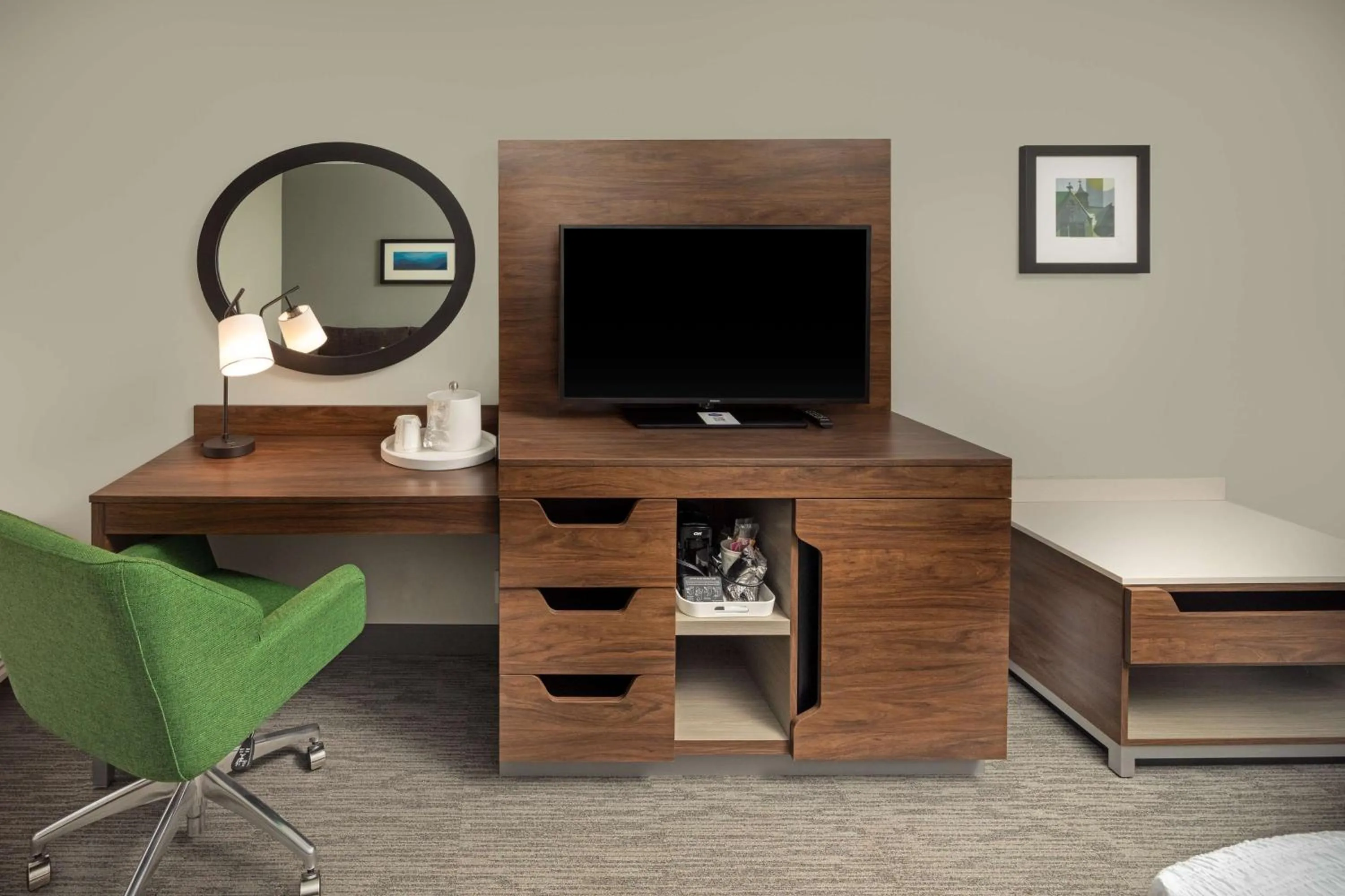 King Room with Accessible Tub - Mobility and Hearing Access/Non-Smoking in Hampton Inn Asheville-Tunnel Road