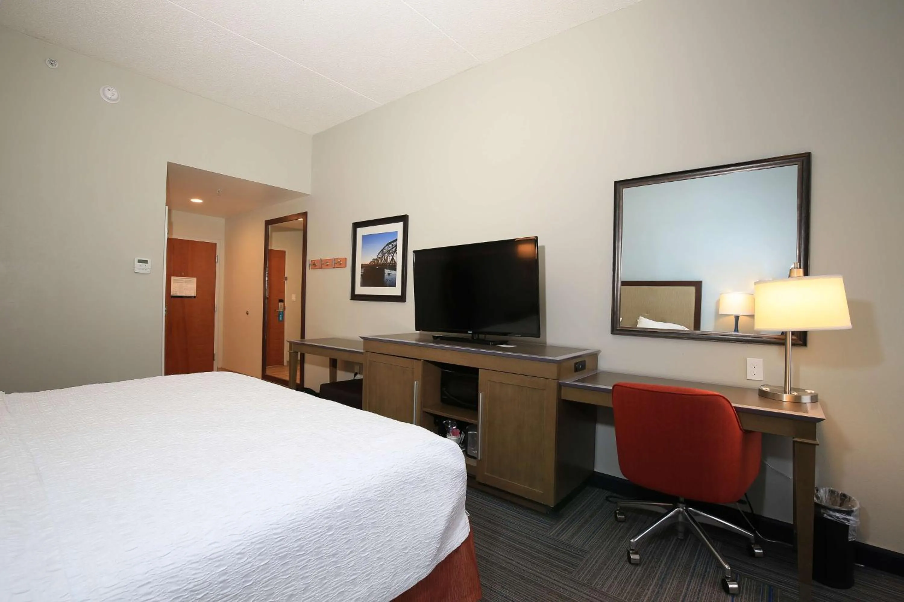 King Room with Accessible Tub - Mobility and Hearing Access/Non-Smoking in Hampton Inn Bordentown