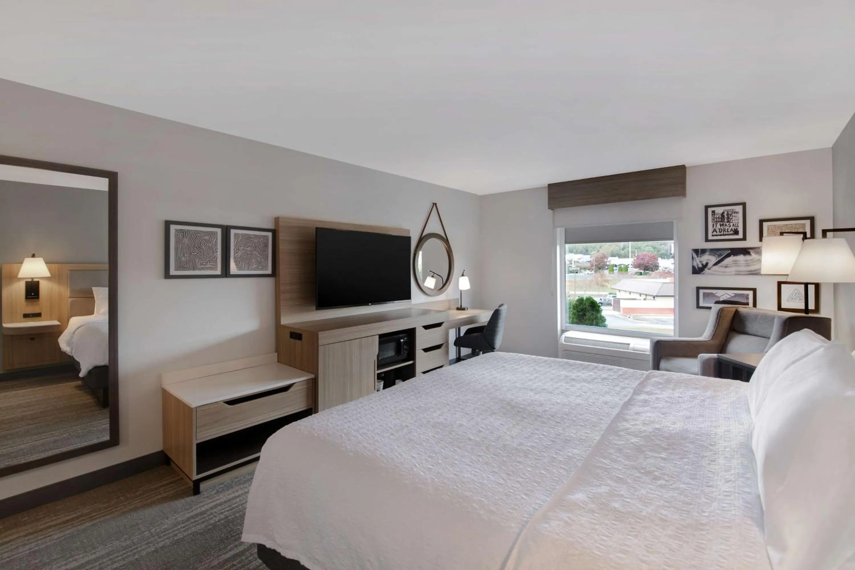 King Room with King Bed - Non-Smoking in Hampton Inn Easley