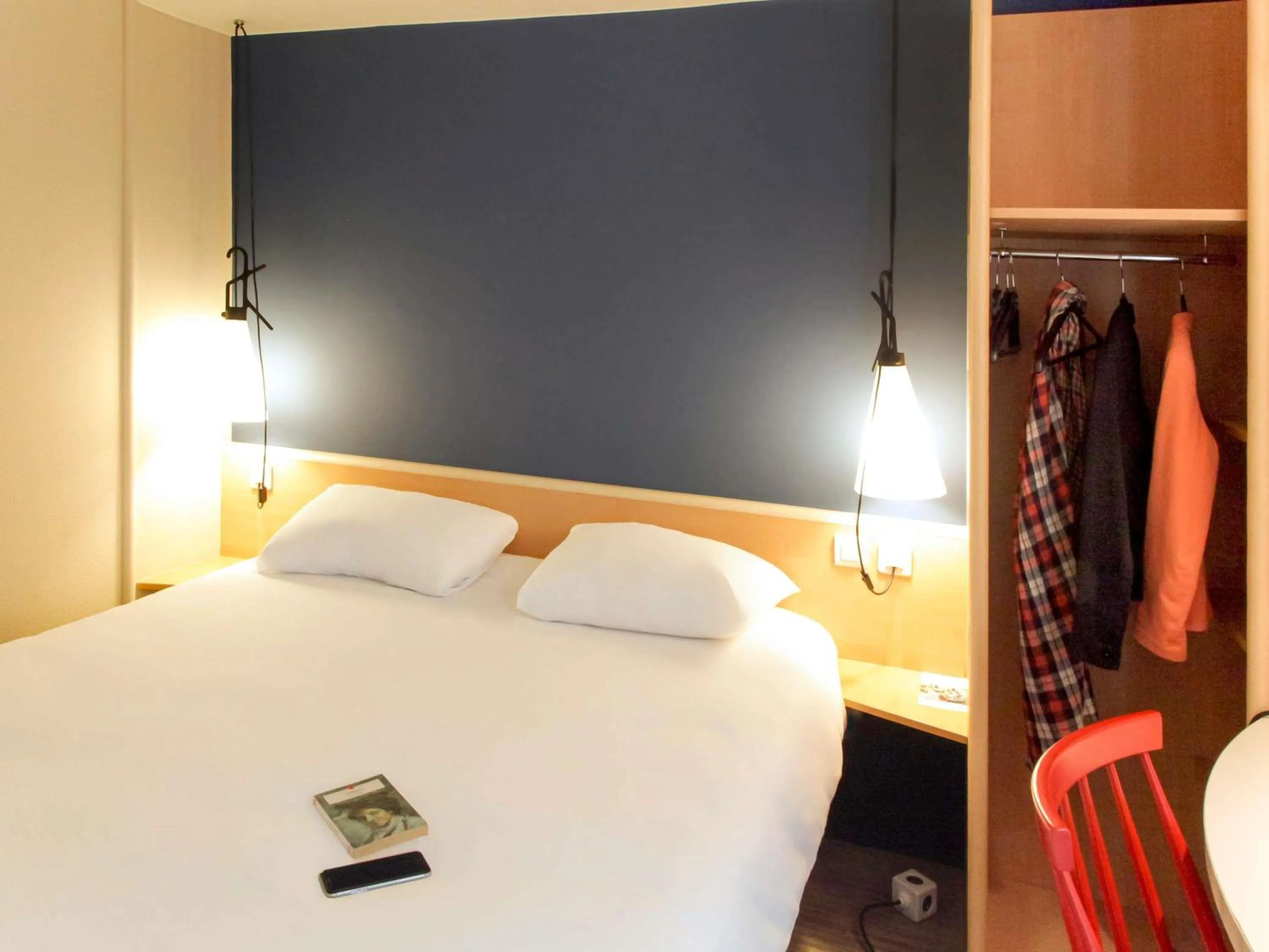 Standard Room with one double and one single bed in ibis Brest Kergaradec
