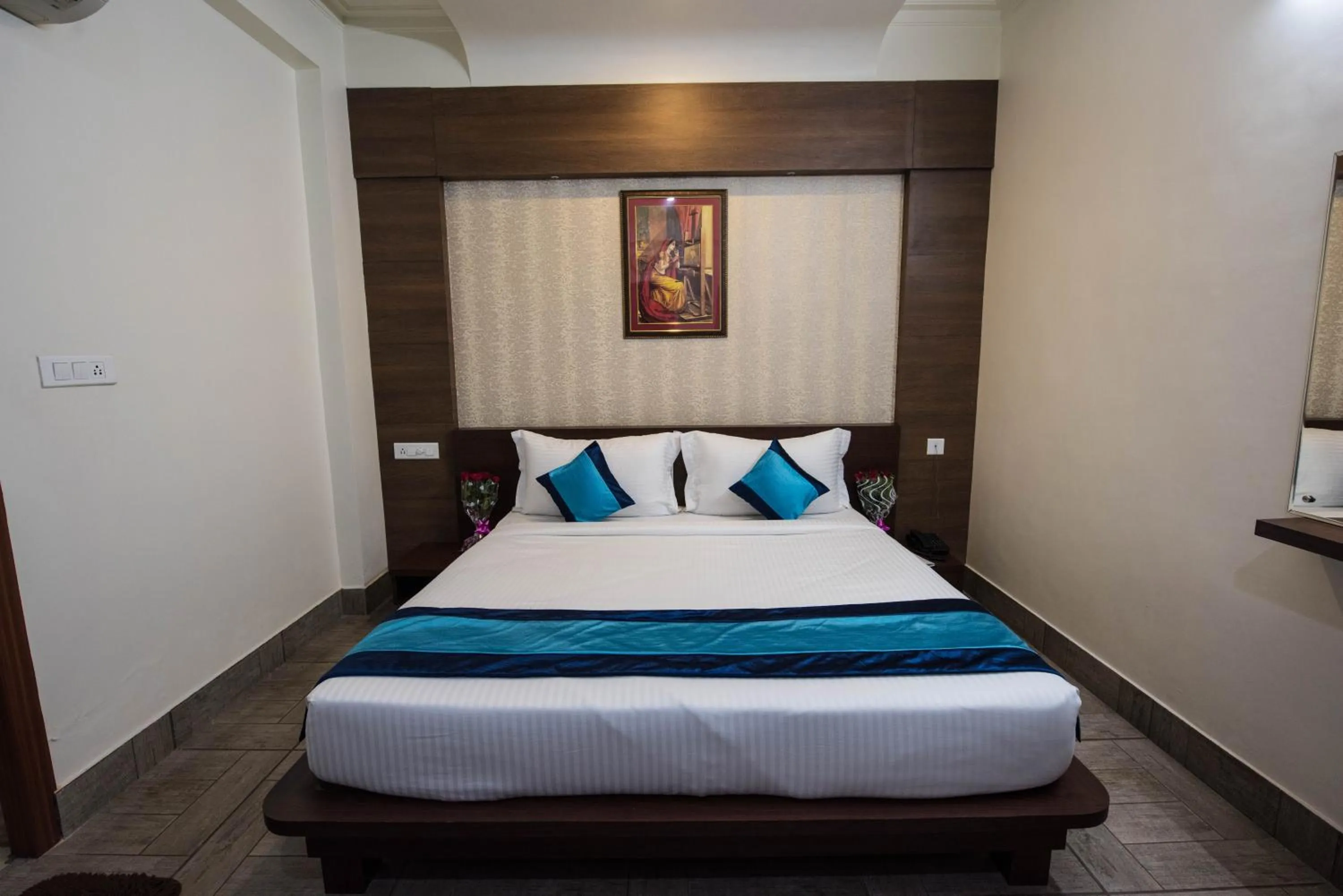 Deluxe King Room - single occupancy in Elite Suites MINT Gomti Nagar