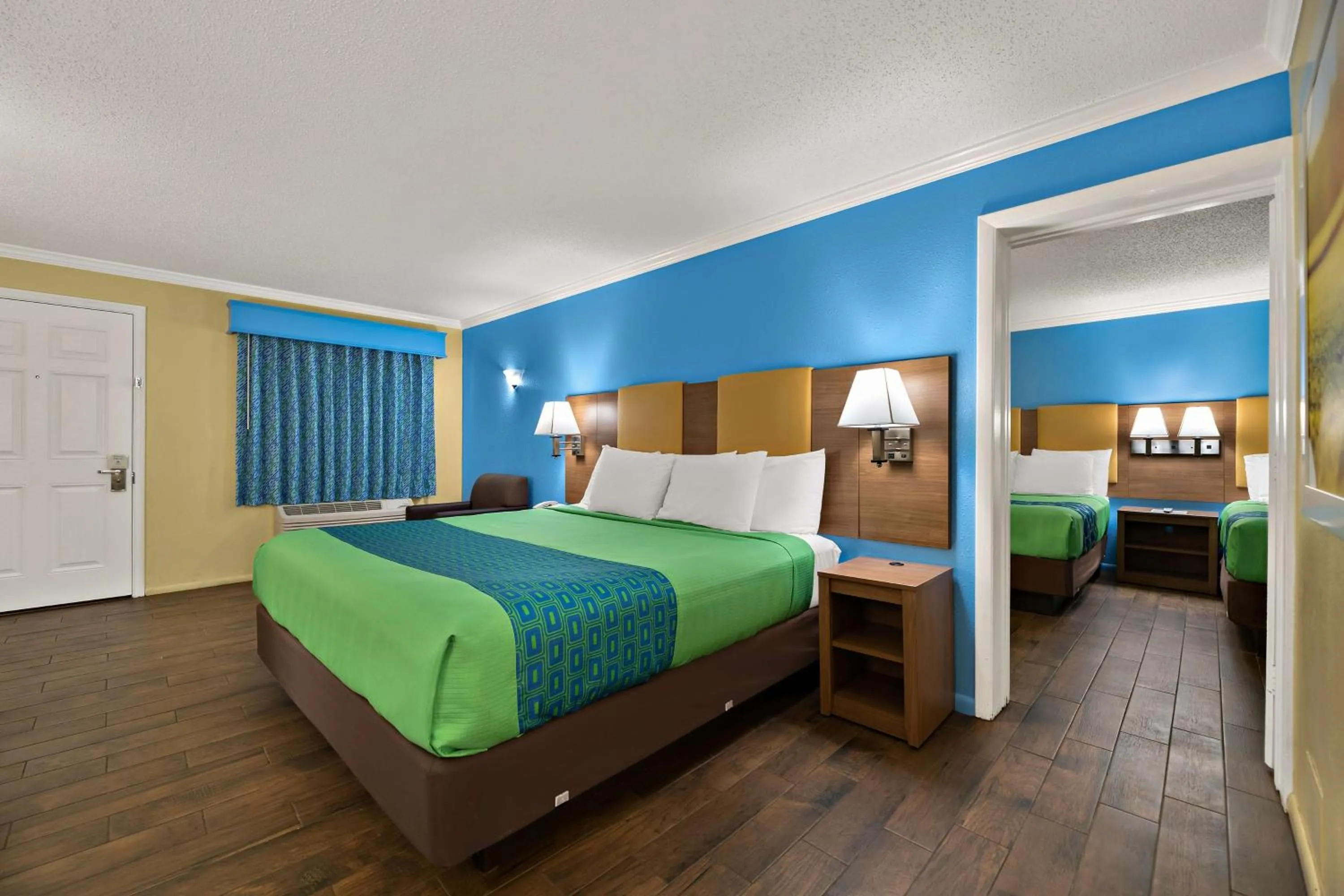 Room with One King Bed and Two Queen Beds - Non-Smoking in SureStay Hotel by Best Western Clermont Theme Park West