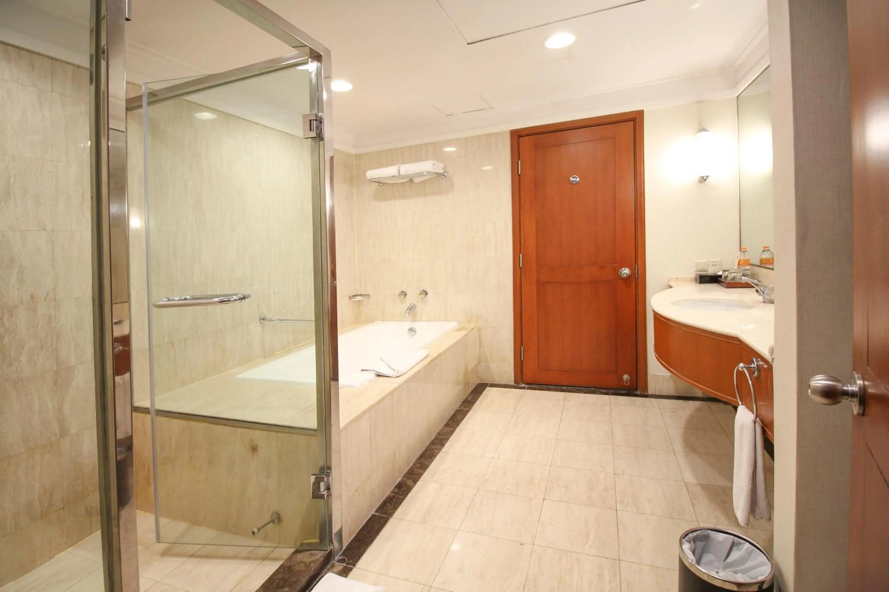 Executive Suite in Redtop Hotel & Convention Center