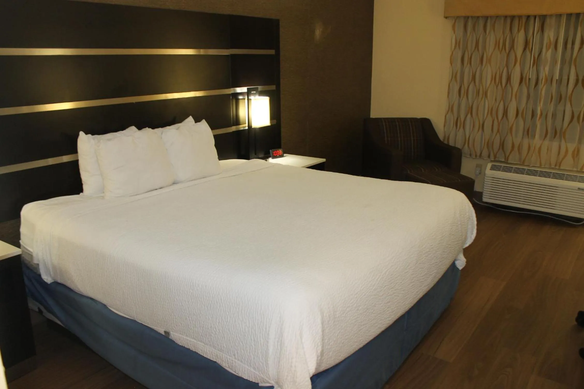 Deluxe King Room - Non-Smoking in Days Inn by Wyndham Budd Lake