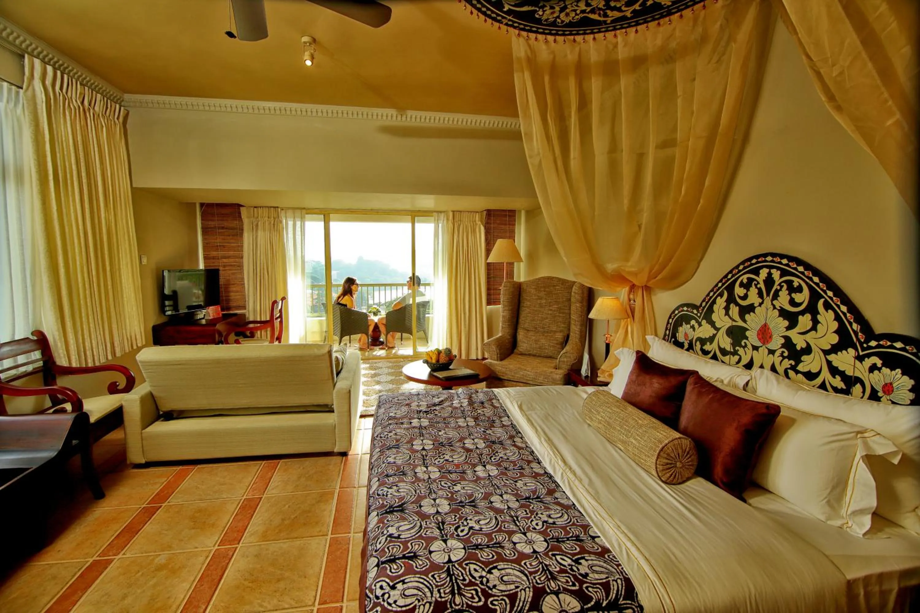 Royal Luxury Suite with Lake View in Thilanka Hotel