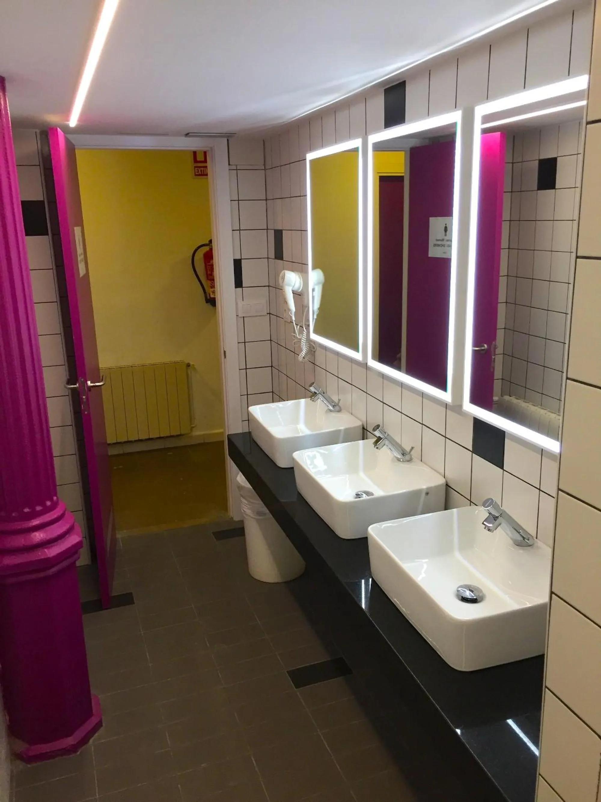 12-Bed Private Room Shared Bathroom in Safestay Barcelona Gothic