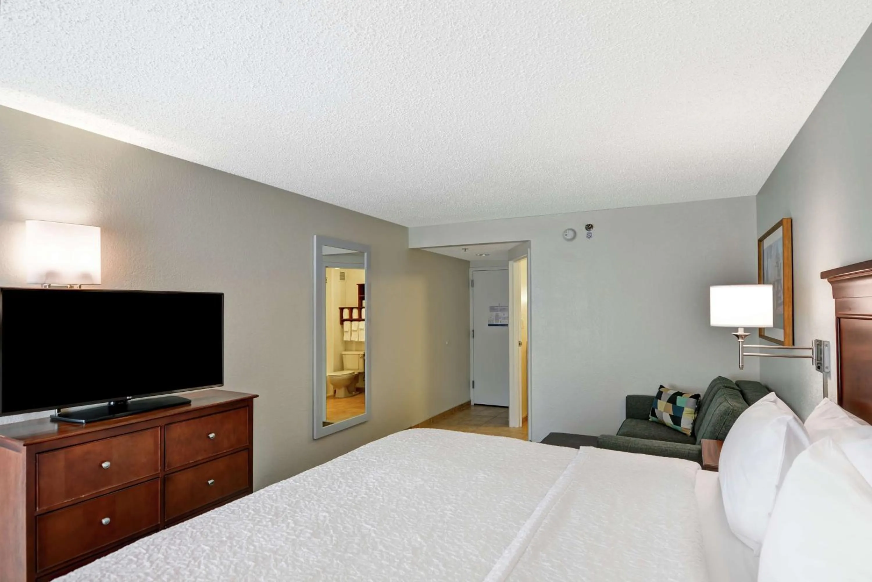 King Room with Sofa Bed and Study - Non-Smoking in Hampton Inn Birmingham/Mountain Brook