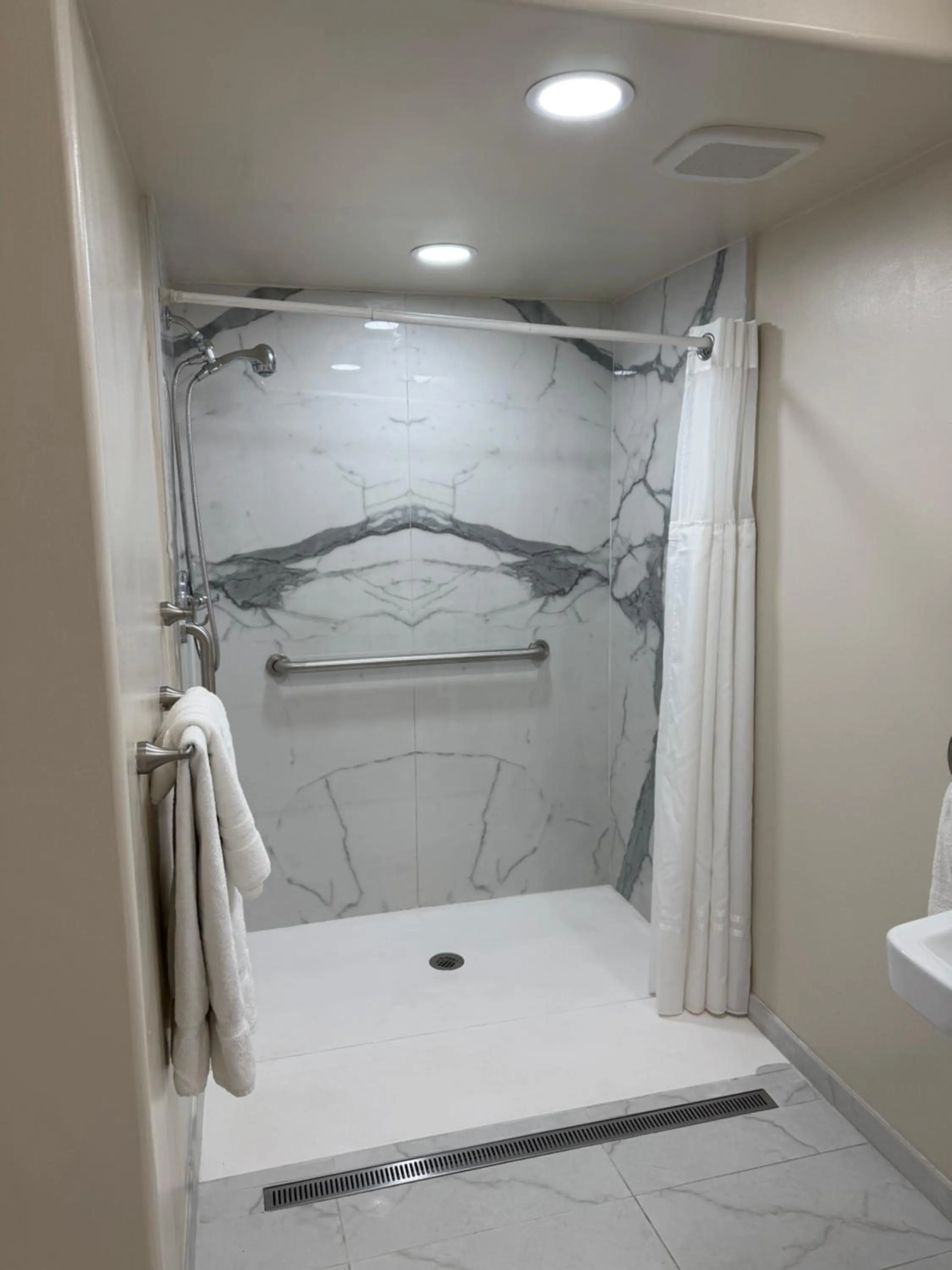 Queen Room - Non-Smoking in Townhouse Inn and Suites