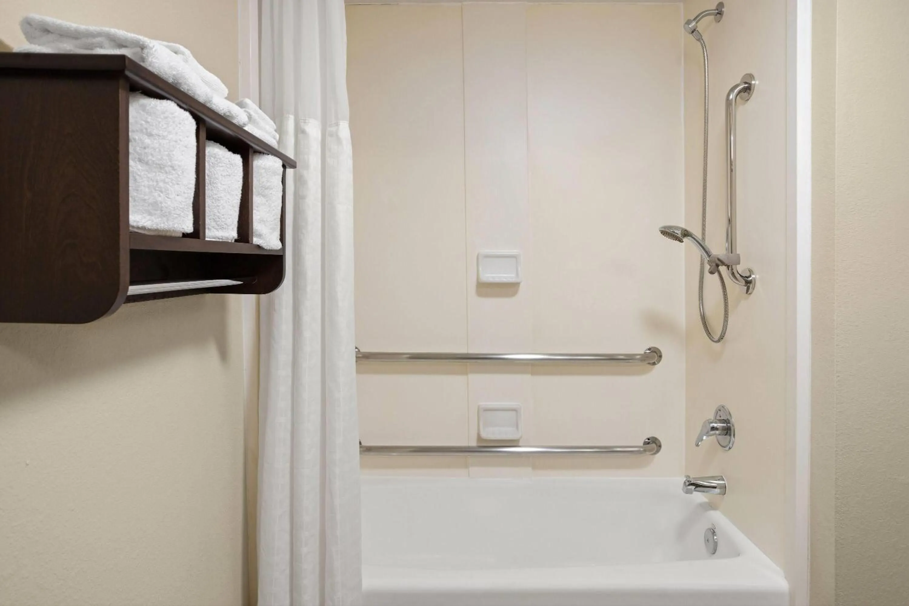 King Room with Tub and Grab Bars - Mobility/Hearing Accessible - Non-Smoking in Wingate by Wyndham Buckhannon