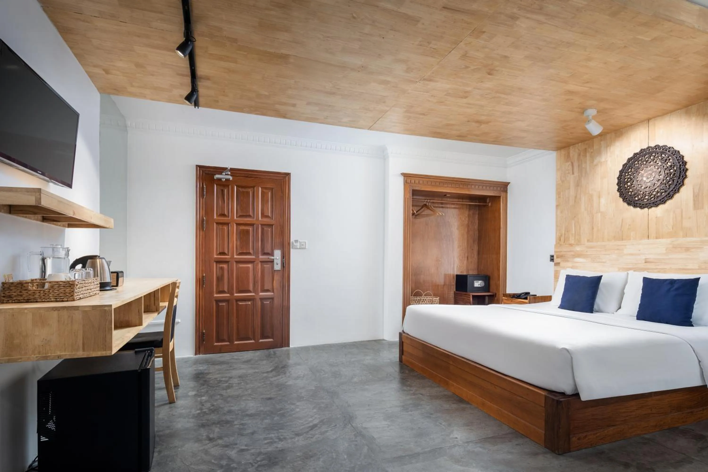 Deluxe Double Room with City View in Pacific Hotel