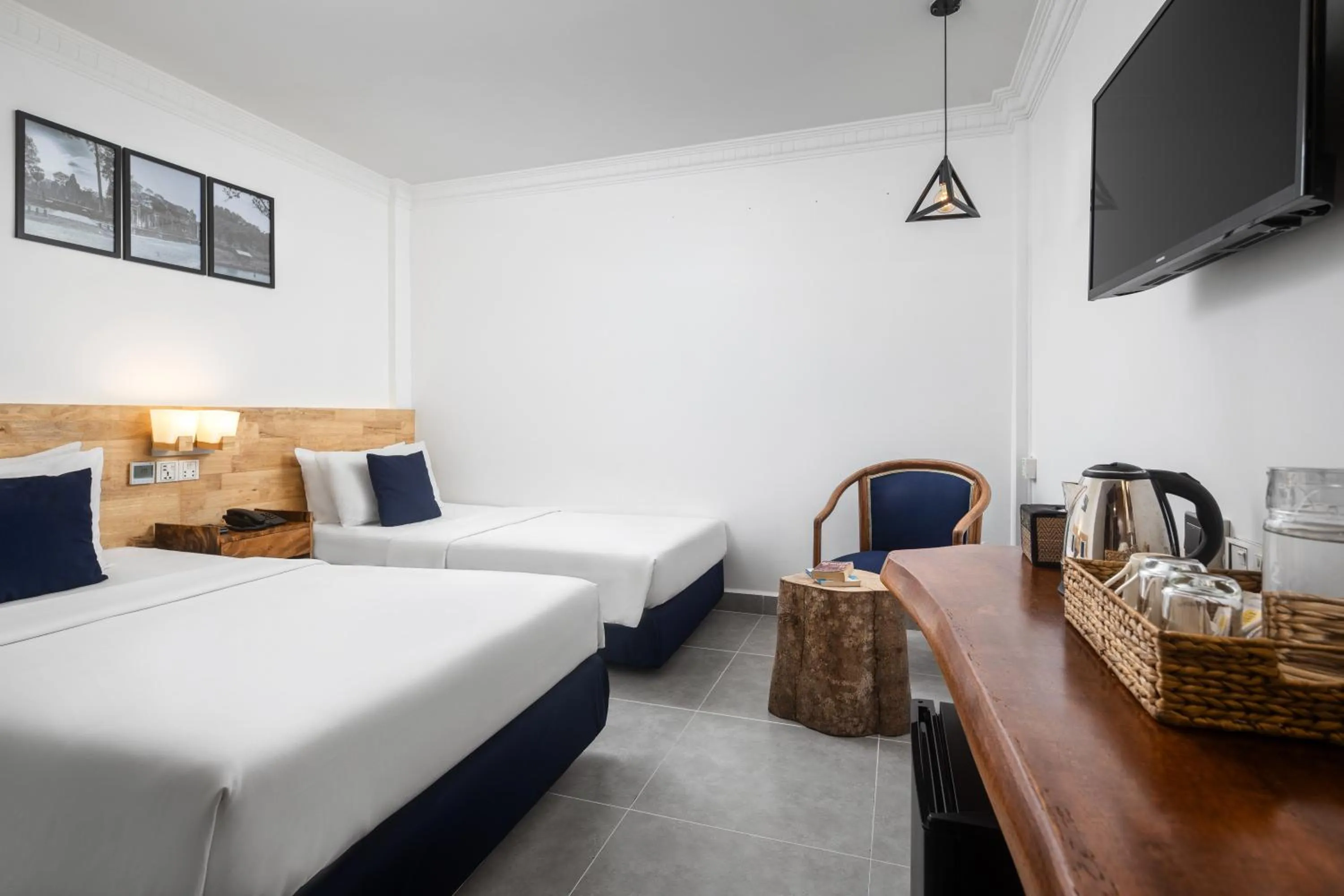 Standard Twin Room - no window in Pacific Hotel