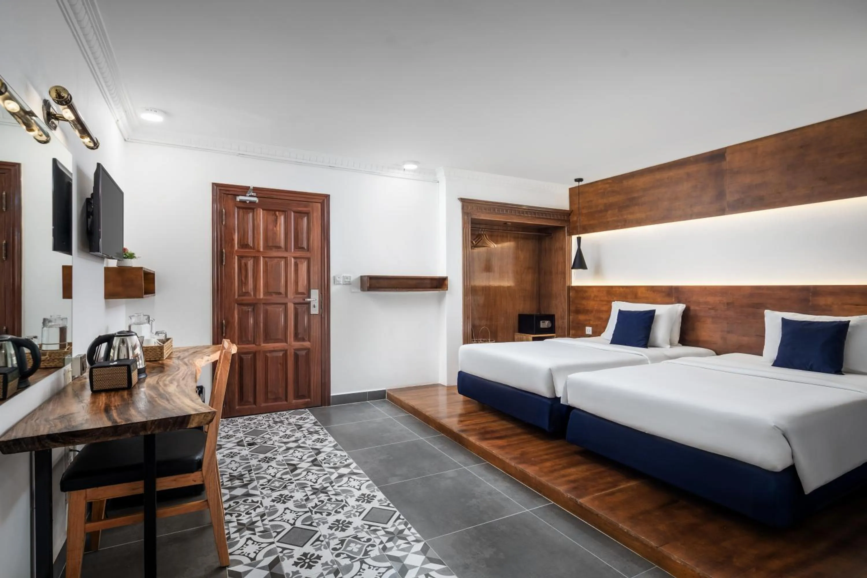 Deluxe Twin Room with City View in Pacific Hotel