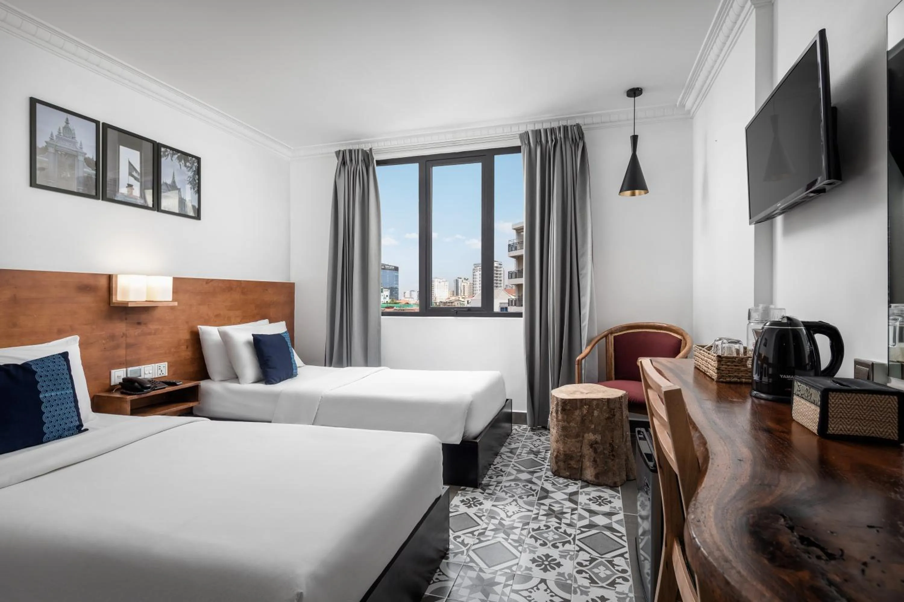 Superior Twin Room with City View in Pacific Hotel