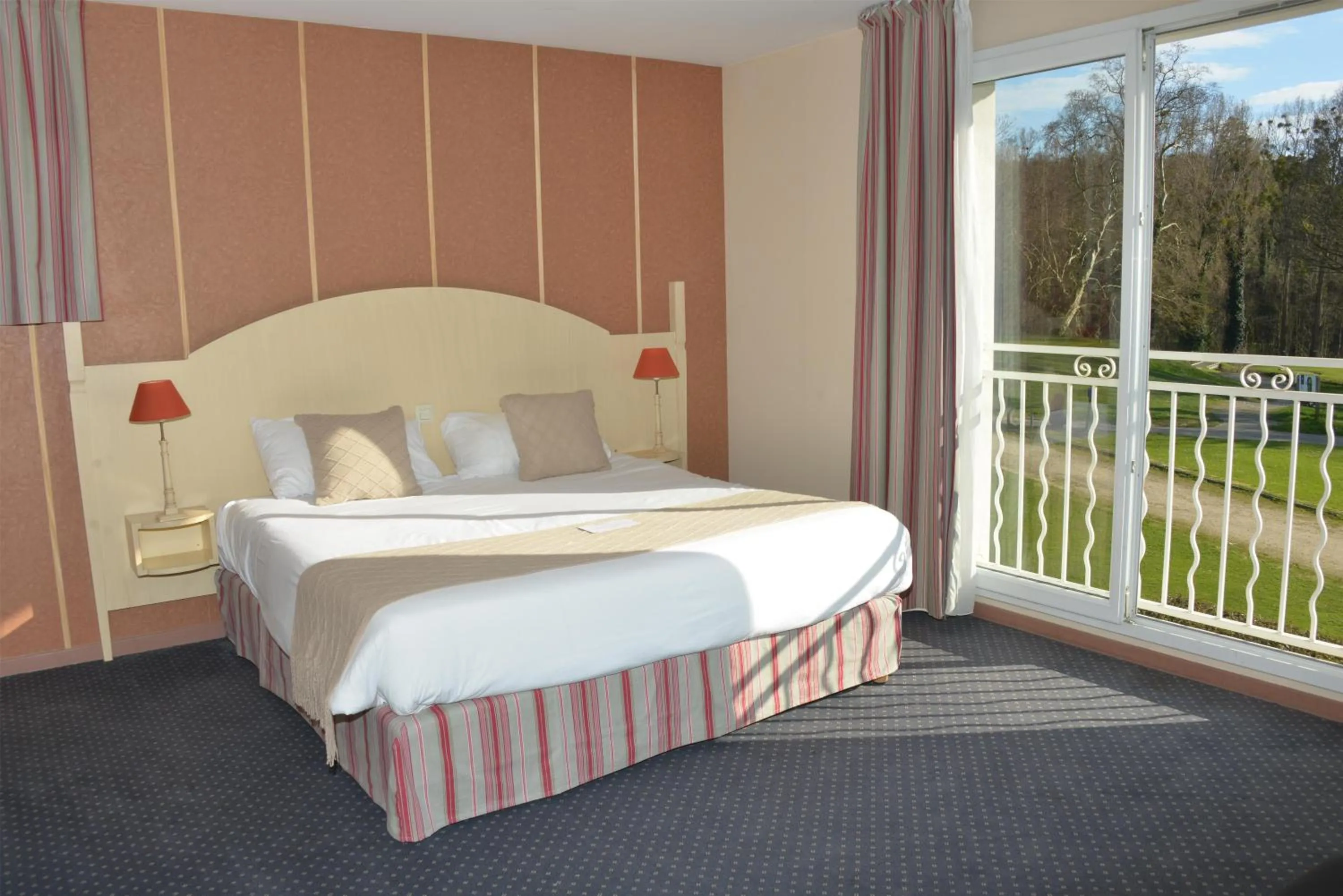 King Room with Sofa Bed in Best Western Golf d'Albon