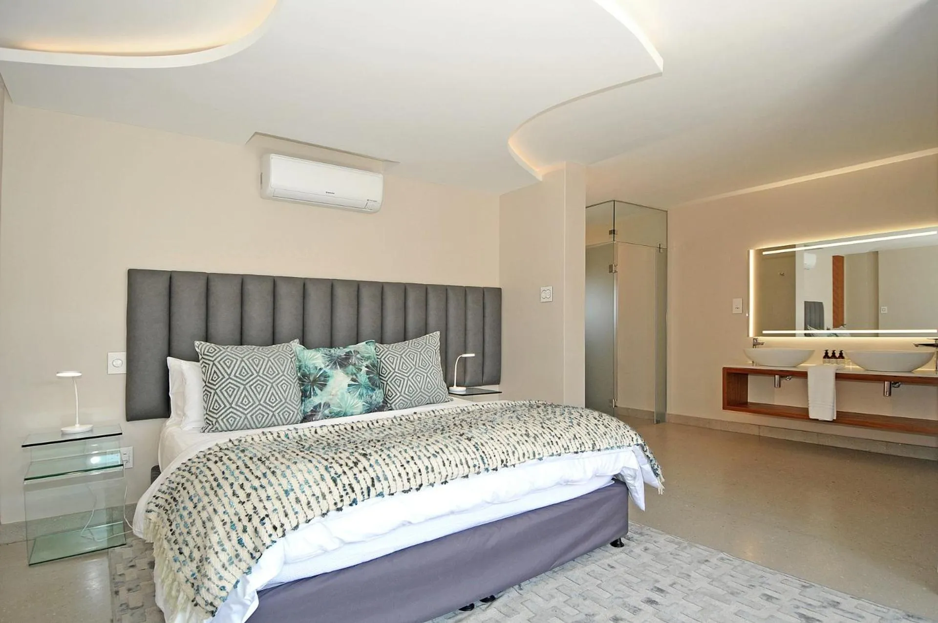 Deluxe Double or Twin Room with Mountain View in 7 on Marine