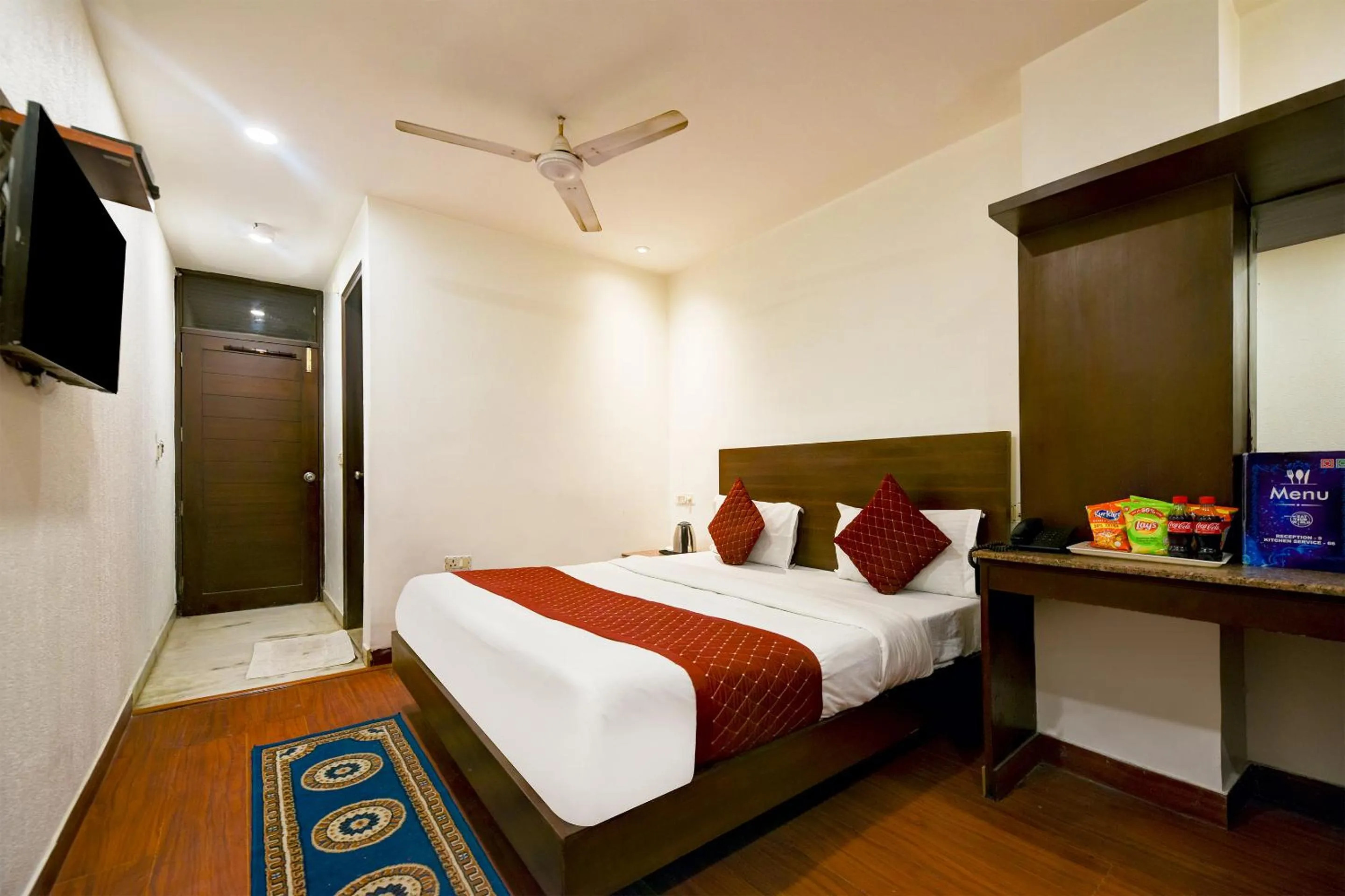 Superior King Room in The Raj at New Delhi Railway Station