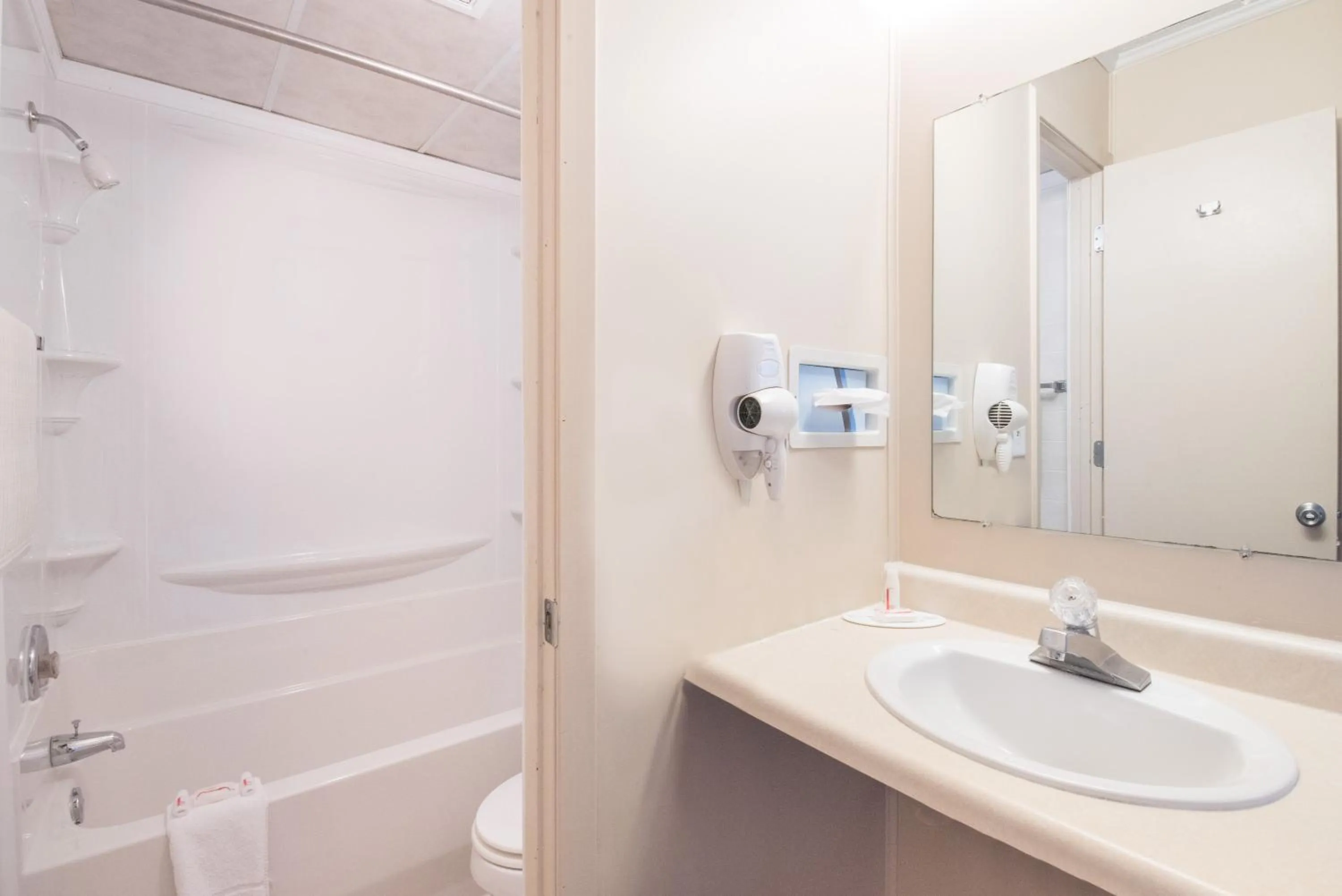 Superior Queen Room in Knights Inn and Suites - Grand Forks