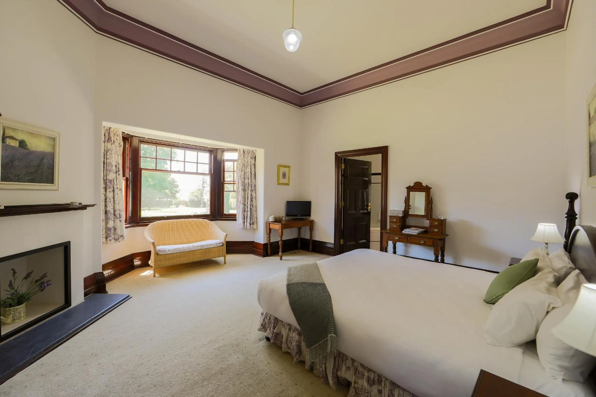 Deluxe Suite with Spa Bath in Petersons Armidale Winery and Guesthouse