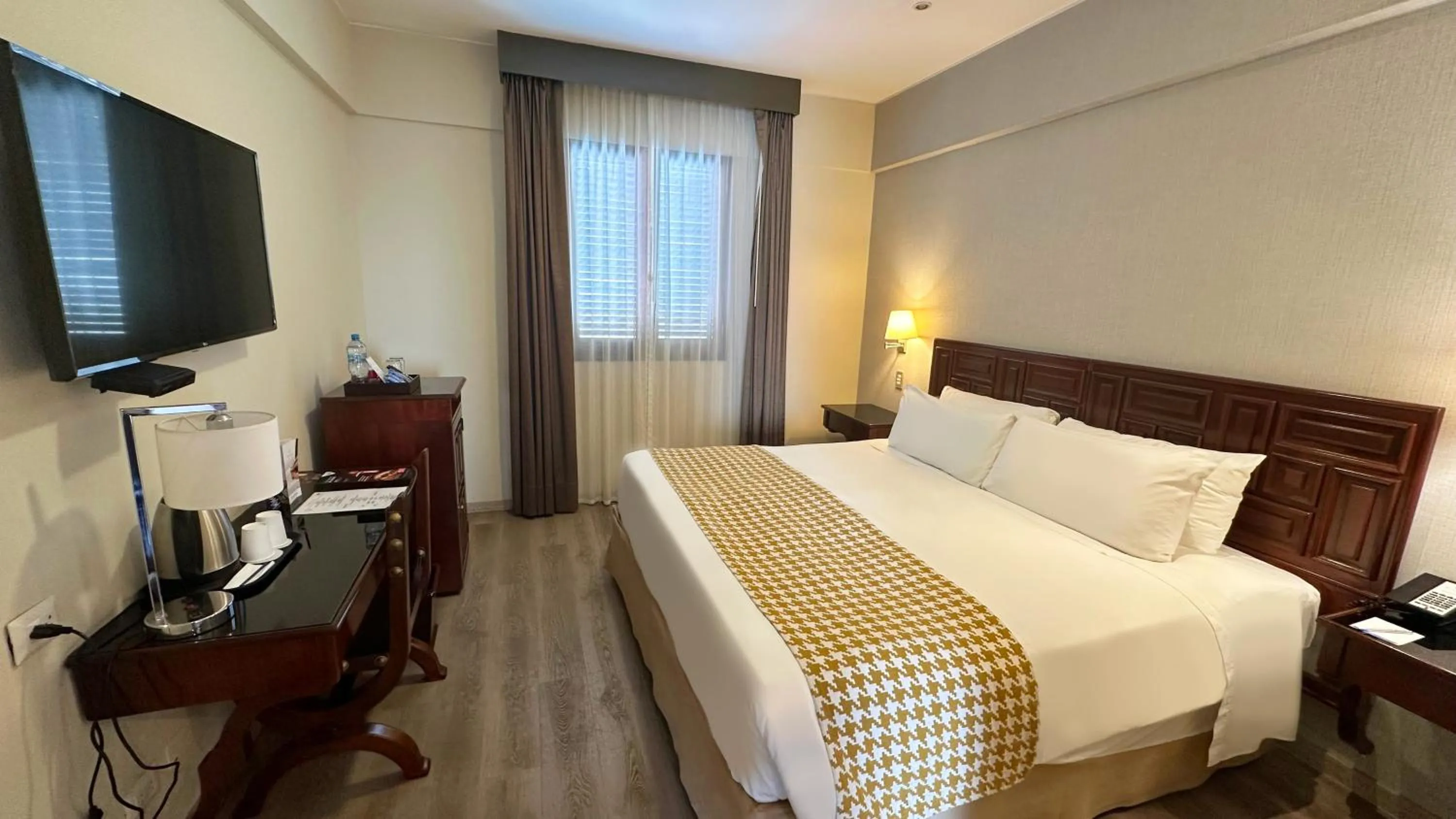 Superior King Room - single occupancy in Costa del Sol Trujillo Centro