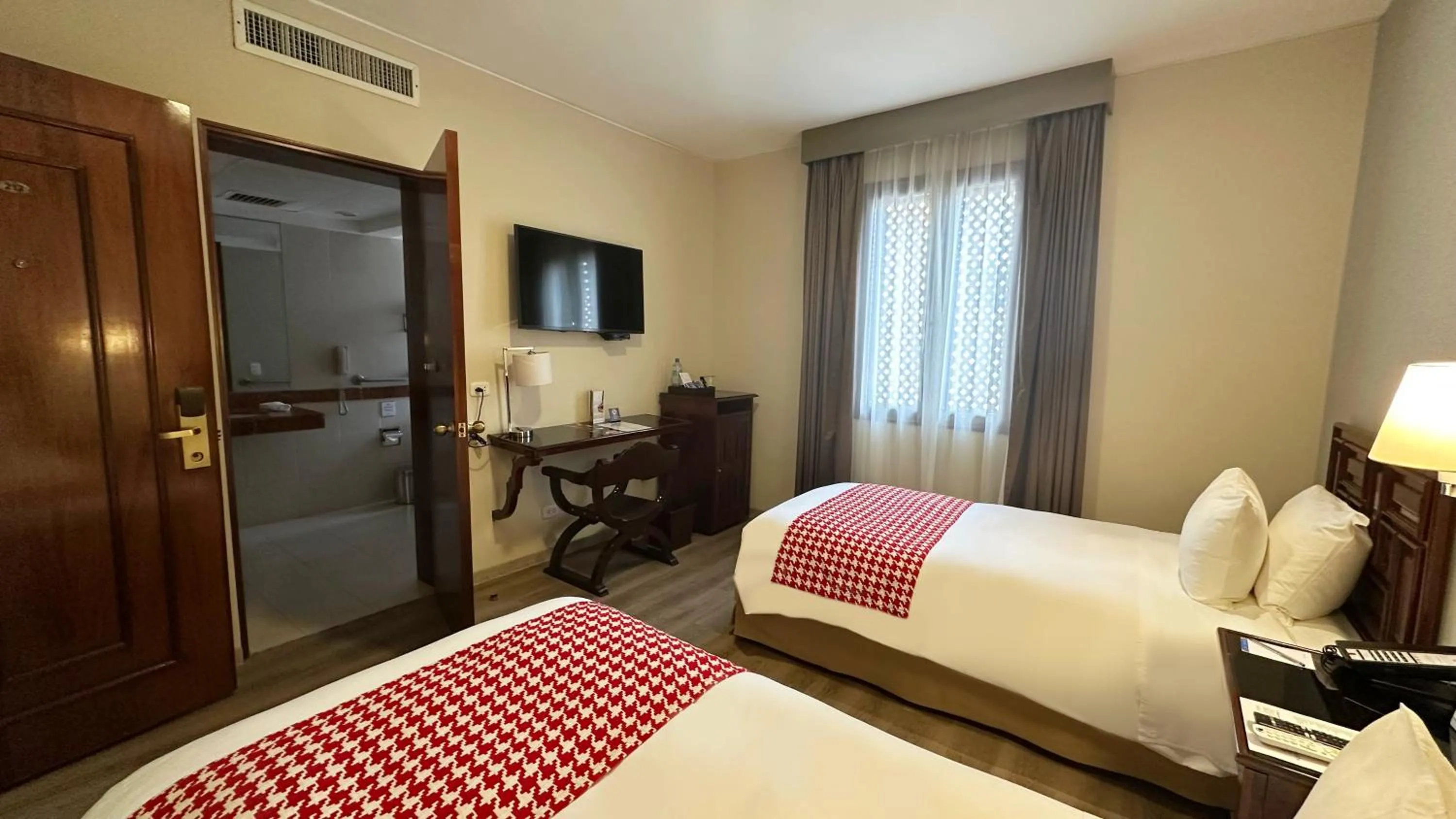 Twin Room - single occupancy - Disability Access in Costa del Sol Trujillo Centro