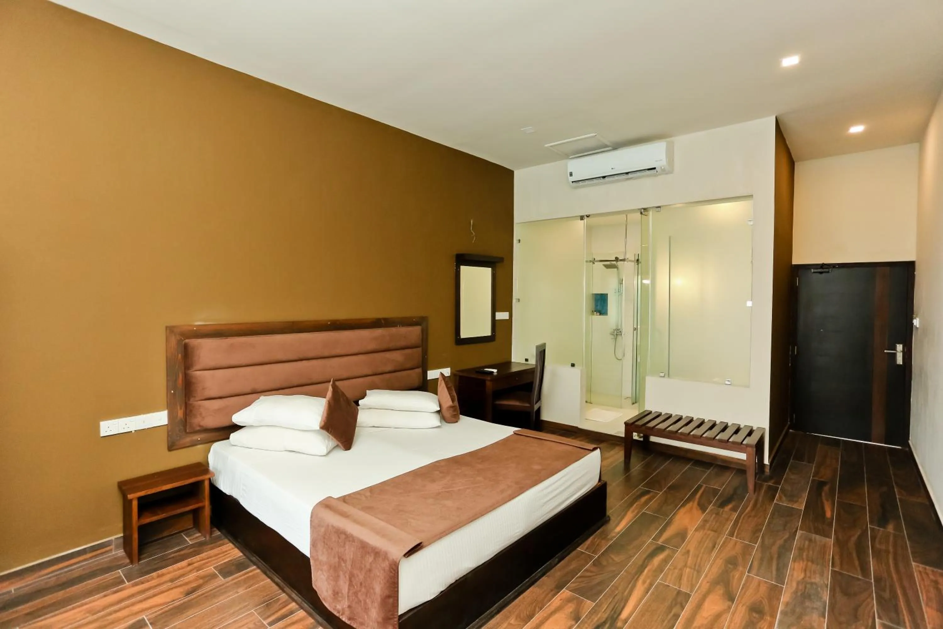 Super Deluxe Room with Balcony,Bath and Sea View in Golden Star Beach Hotel