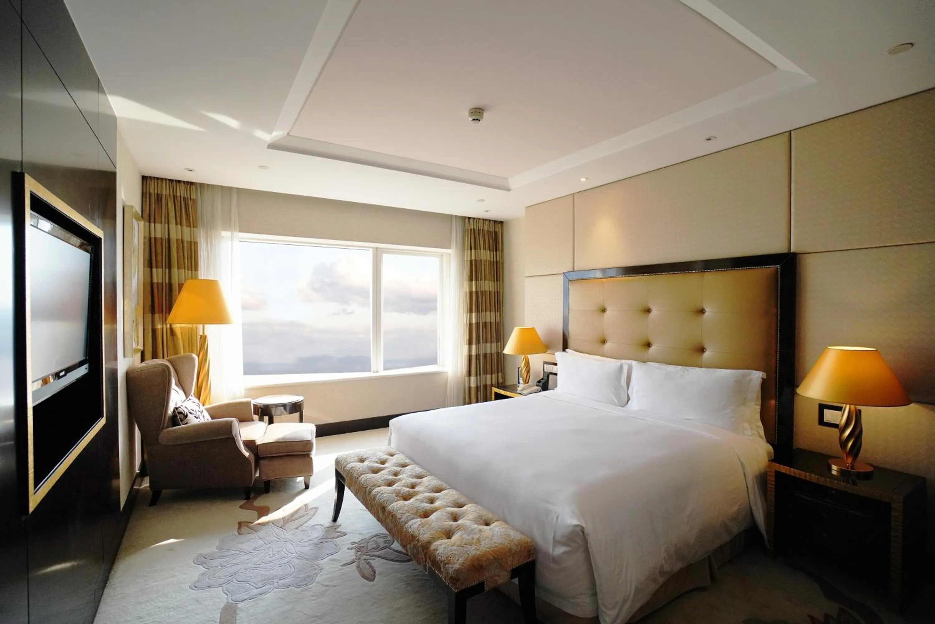 One-Bedroom Suite Lounge Access in InterContinental Dalian by IHG