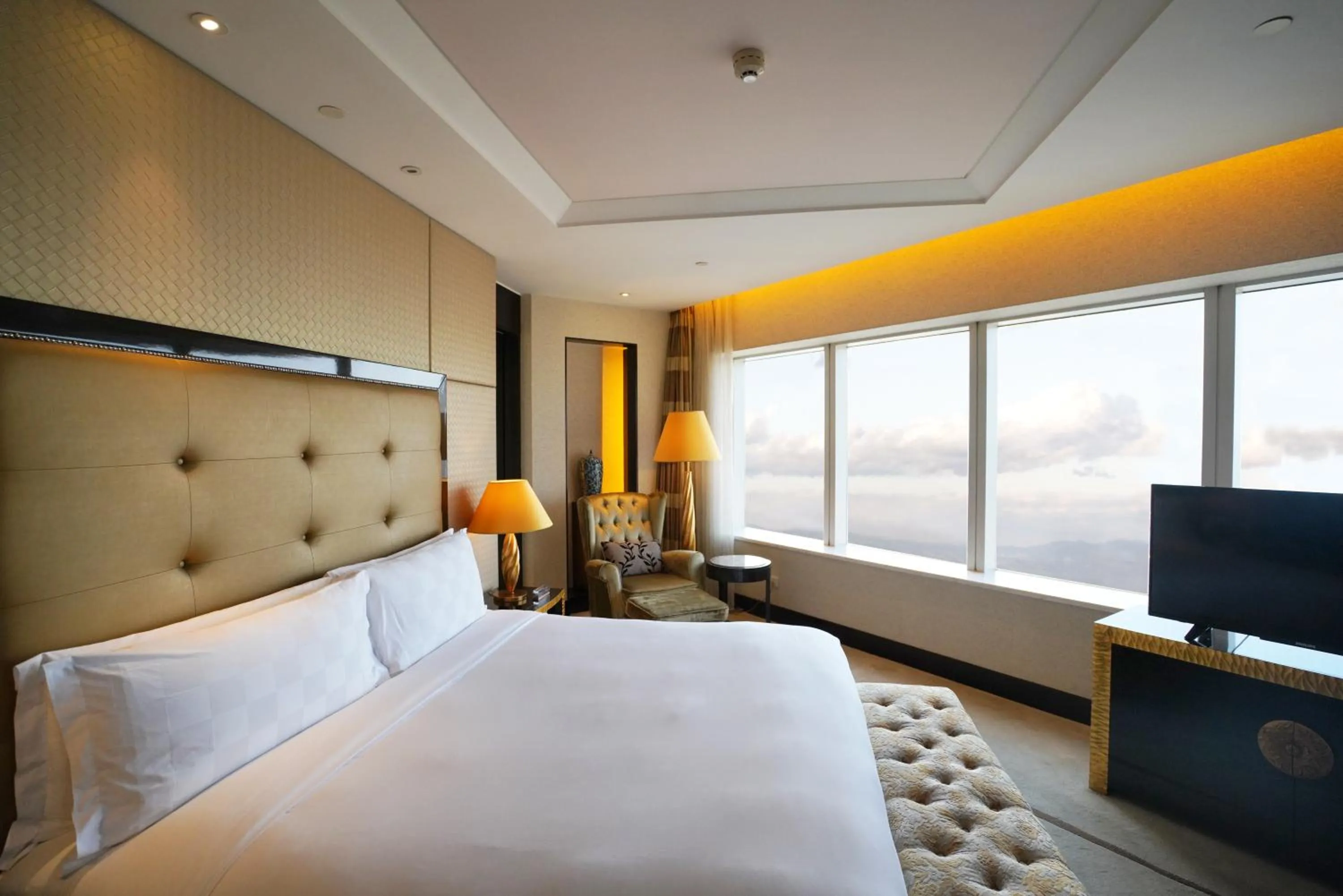 Junior King Suite - Smoking in InterContinental Dalian by IHG