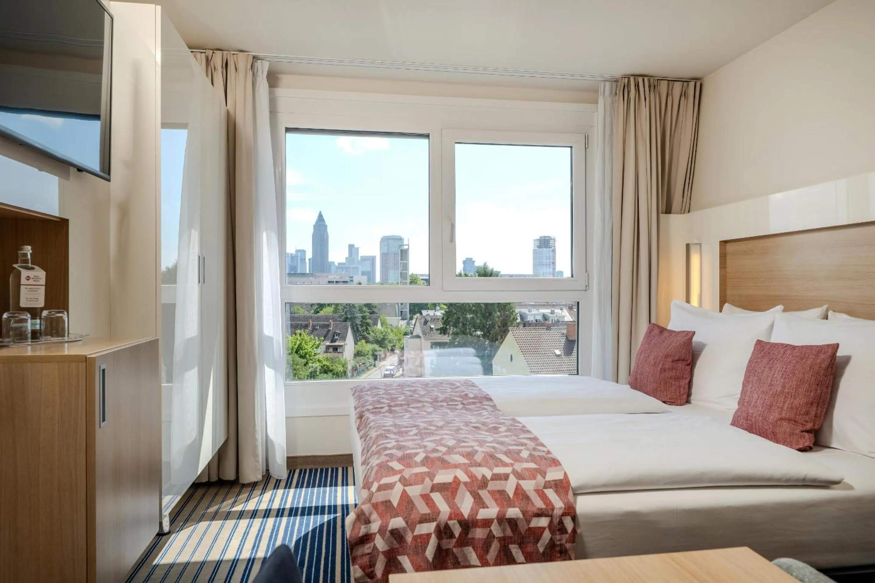 Queen Room with City View and Shower in Best Western Plus Welcome Hotel Frankfurt