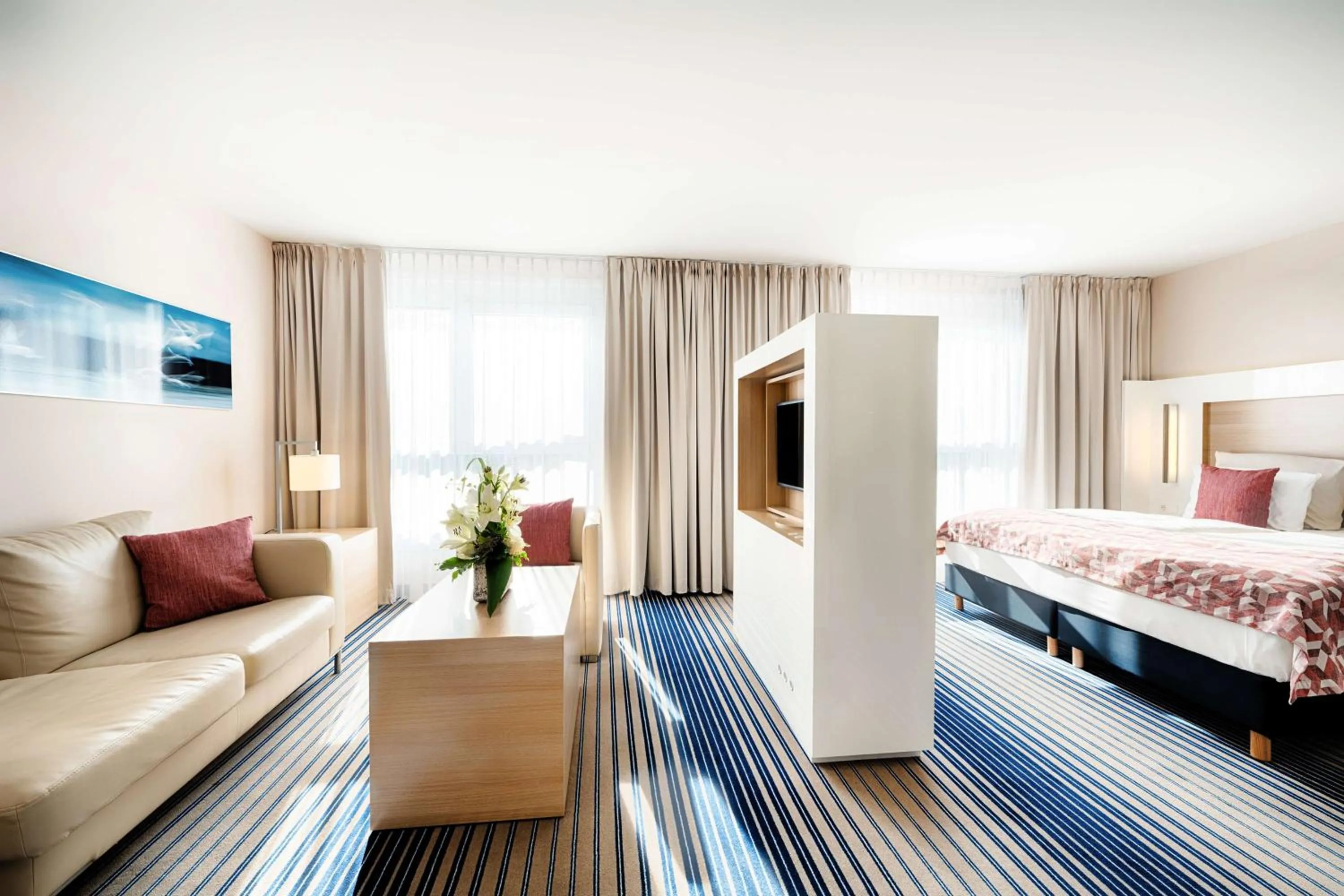 Twin Junior Suite with Sofa Bed and Bath Tub in Best Western Plus Welcome Hotel Frankfurt