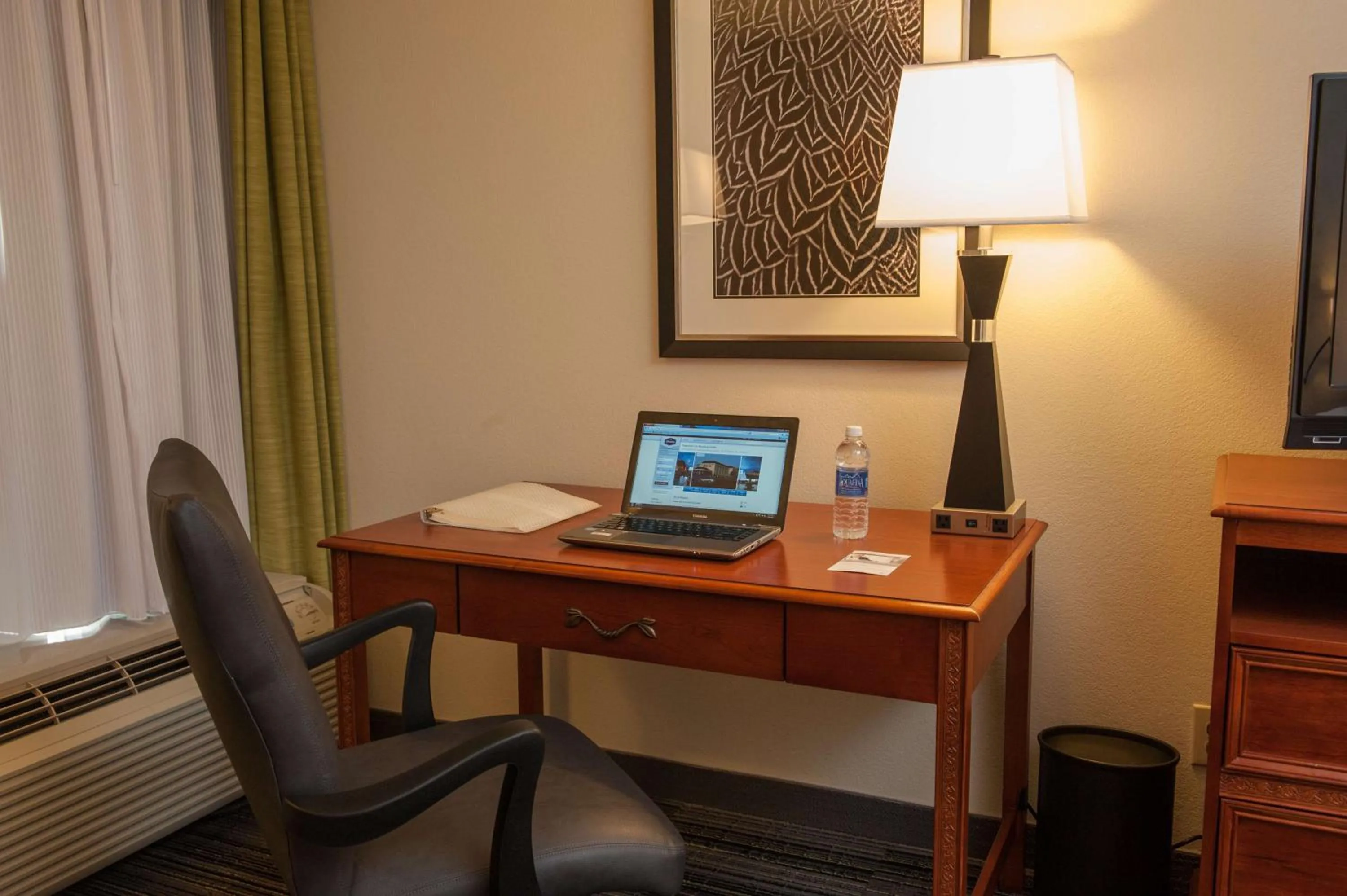 Queen Room with Mobility Access/Non-Smoking in Hampton Inn Bowling Green KY