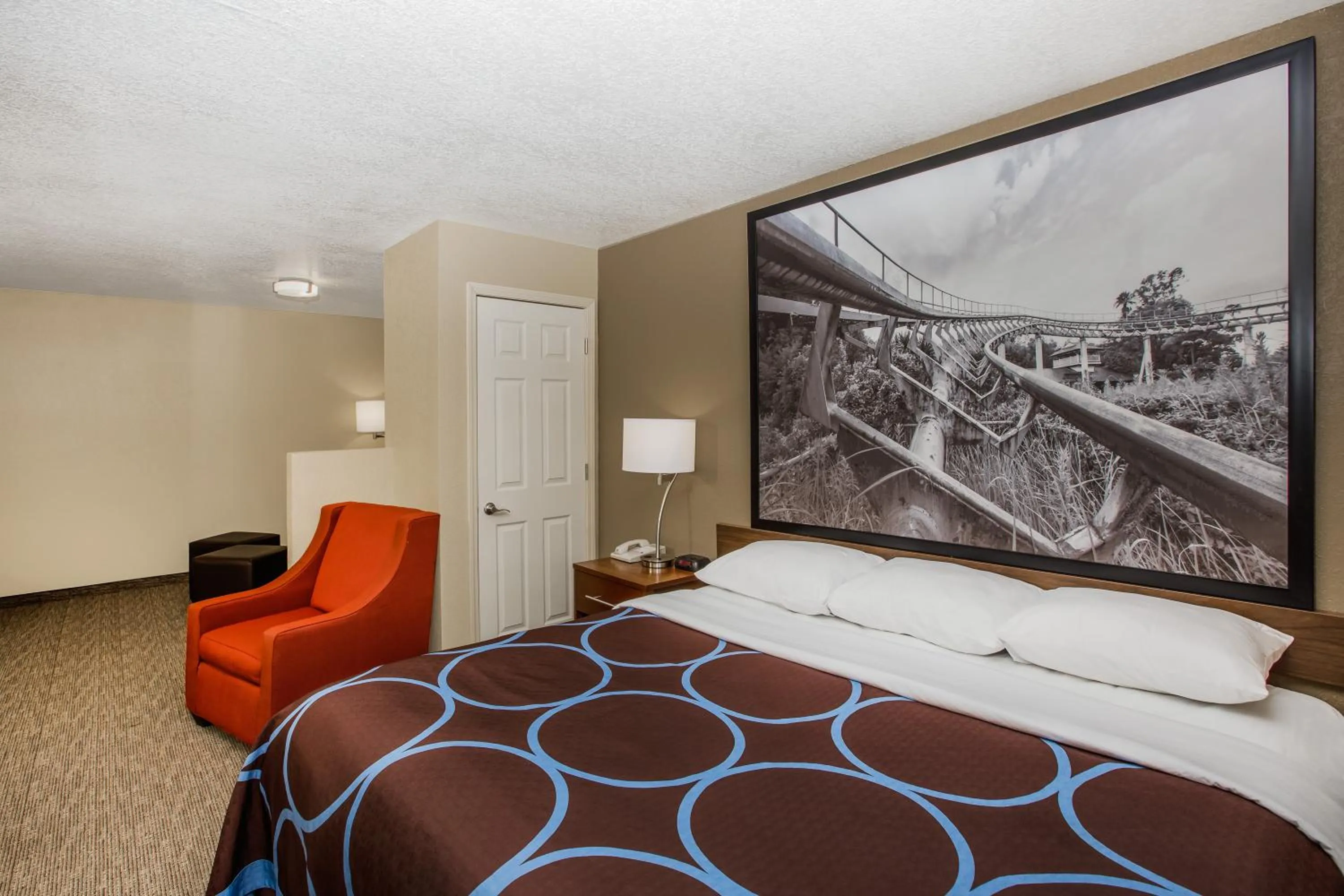 King Suite - Non-Smoking in Super 8 by Wyndham Altoona