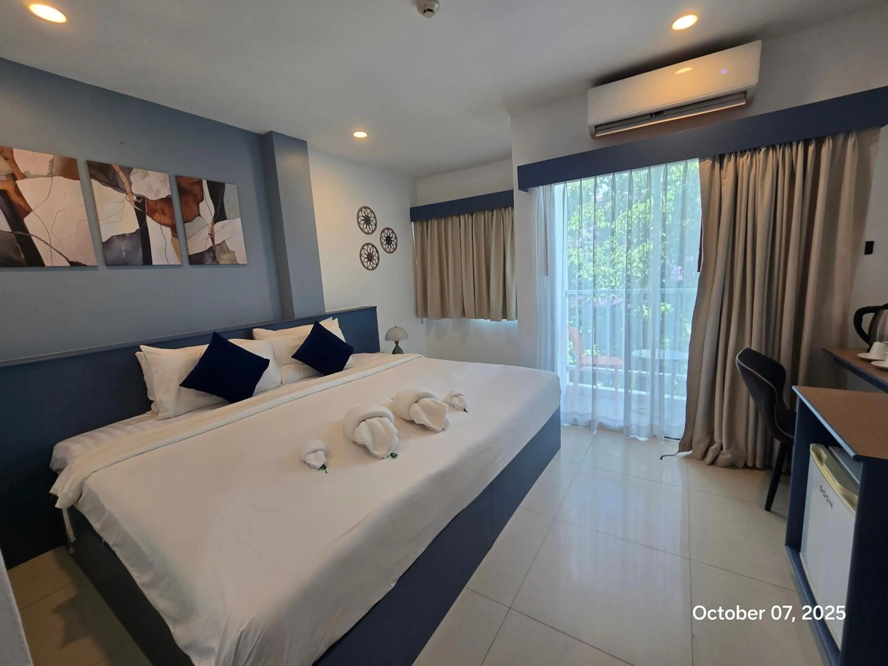 Superior Double or Twin Room with Balcony in Modern Living Residence