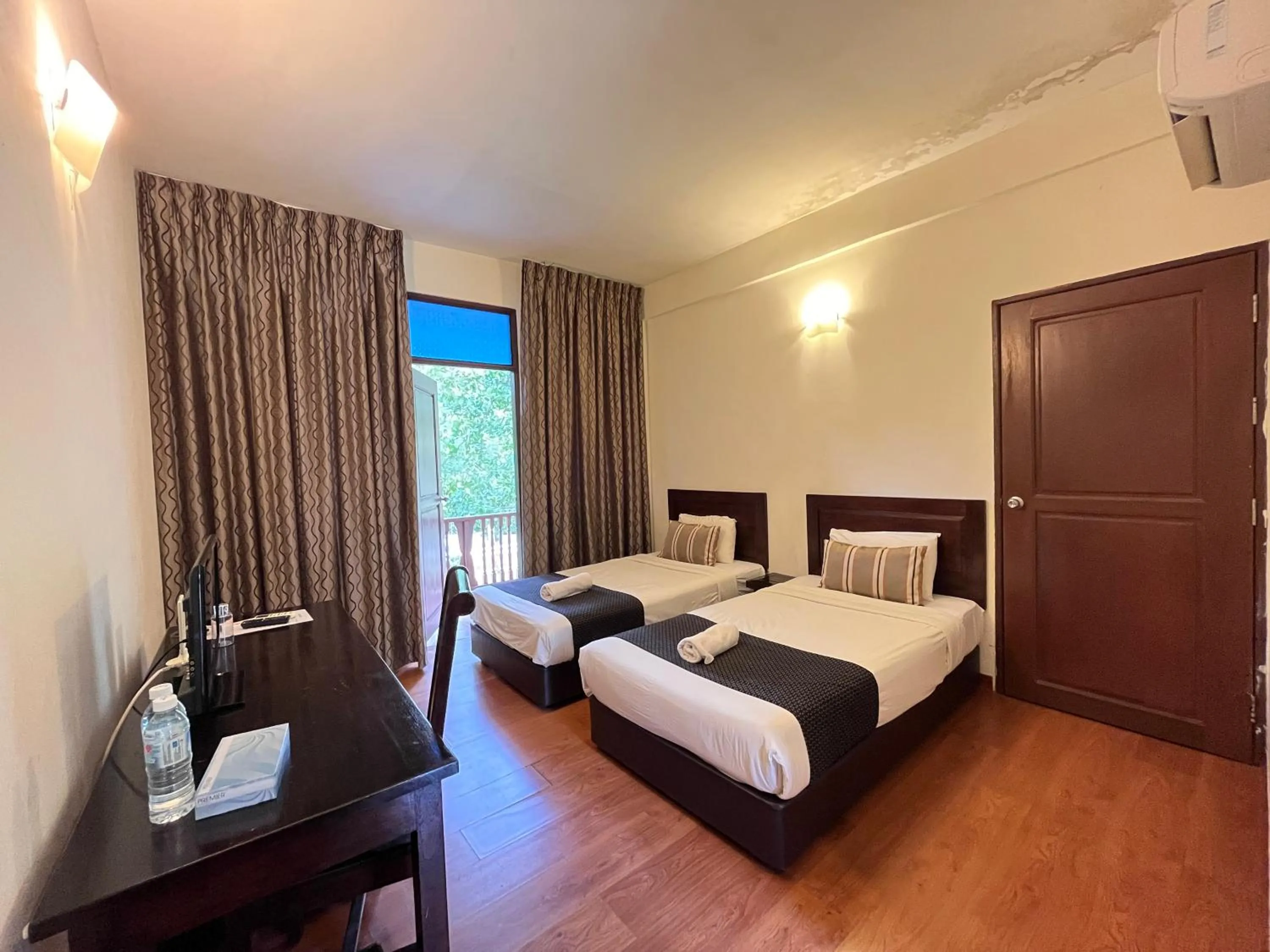 Deluxe Twin Room in ēRYA by SURIA Janda Baik