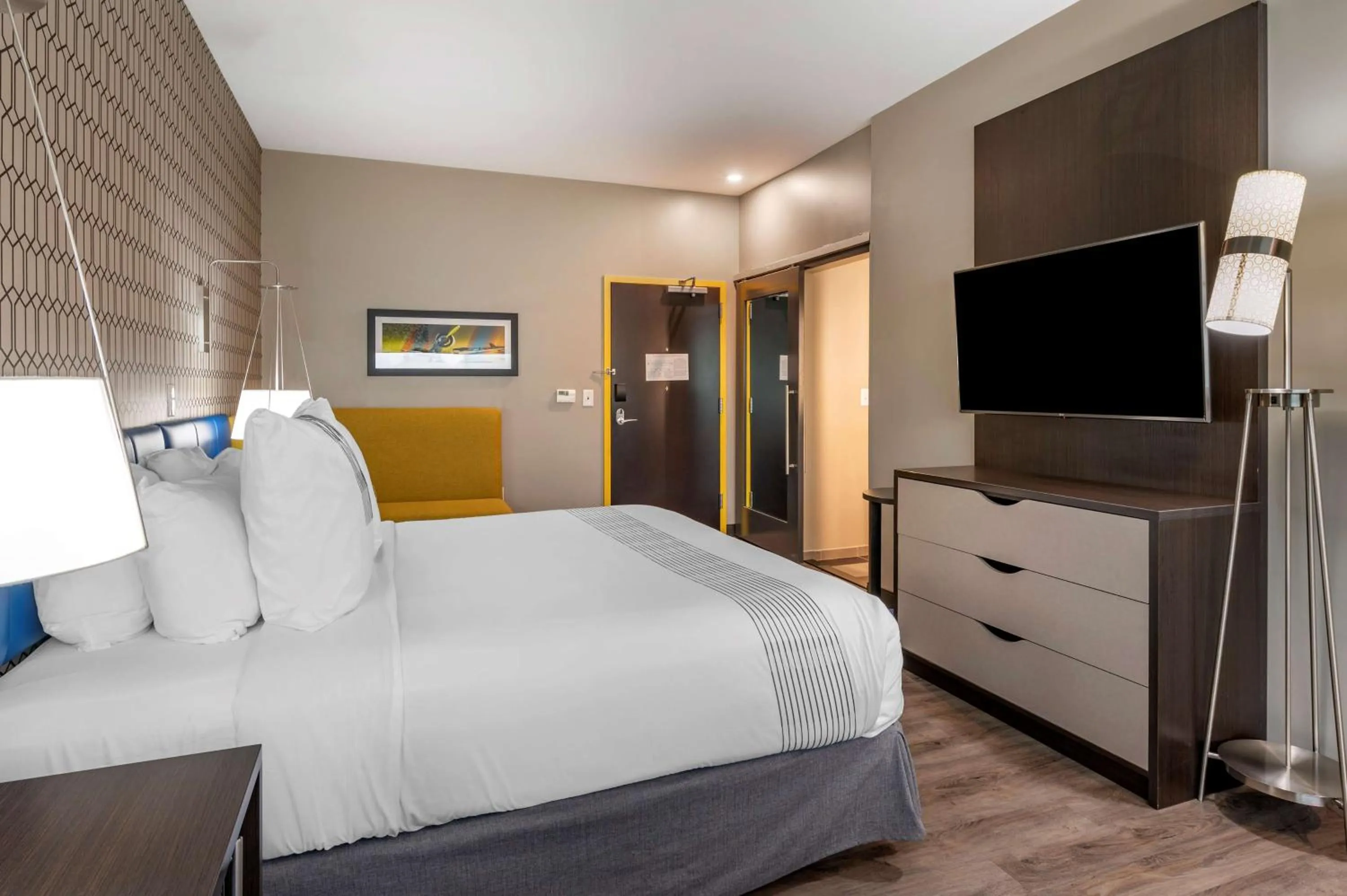 King Room with Walk-in Shower - Disability Access in GLō Best Western Lexington